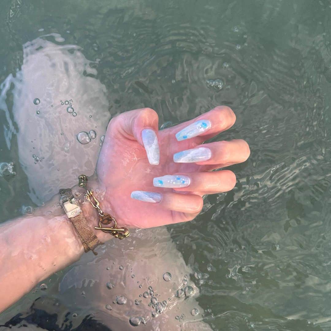 のインスタグラム：「. おNewネイルが可愛すぎる🩵🩵 ハンドとフット夏っぽく合わした🌊 @ribbon.nail_miu 🪼  #newnails #nails #summernails #ネイル  #夏ネイル」
