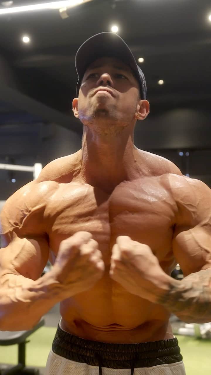 Kanekin Fitnessのインスタグラム：「Some raw clips from 8 days out.  東京プロまで残り8日。 勝っつ😉  We’re cooking up something special for Tokyo Pro.  @_cutz_」