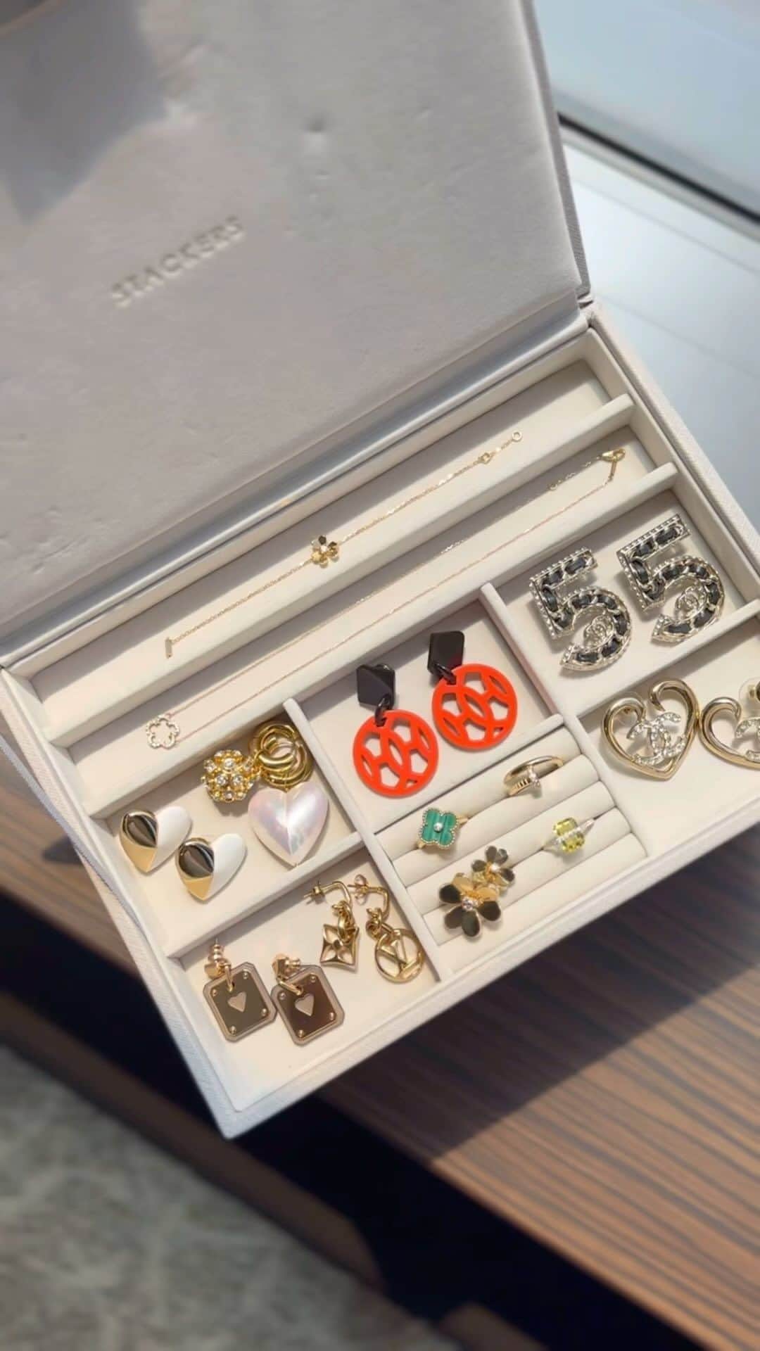 冨張愛のインスタグラム：「My first lemon quartz🍋 ずっと欲しいな...と思っていた天然石ジュエリー💎 太陽の光に当たると煌めき輝く 透明感とカラーが本当に美しい。 @ravicharme_official の 女性らしい手元を演出してくれるnude💍 本当に可愛くて...秋冬のお洋服にもバッチリ合いそうで、とてもお気に入り。  #ravicharme #ラヴィシャルム #レモンクォーツ #天然石 #天然石ジュエリー #天然石リング #pr」