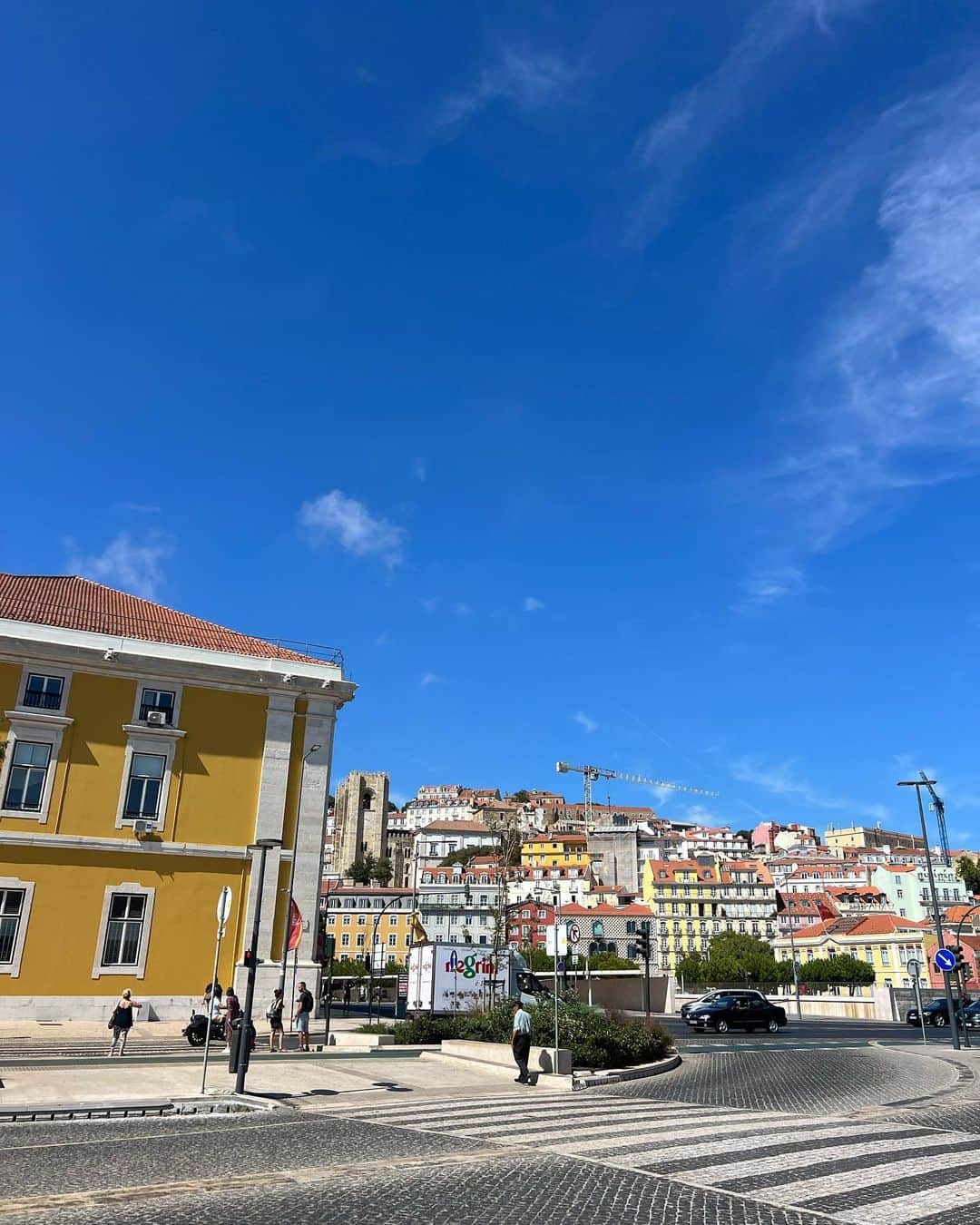 トラウデン直美さんのインスタグラム写真 - (トラウデン直美Instagram)「Day10 ~Lisbon~  最後の滞在地、リスボン。 スペイン旅行の様子を見たイギリス在住の友達が、飛び入りで一緒に旅してくれてます♡  リスボンは坂が多くていいトレーニングになってます笑 でもその分、傾斜を活かした景観が本当に素敵でまるでジオラマを見ているよう。  一人旅もいいけど、女子旅も最高です🧡」8月20日 19時28分 - naomi_trauden_