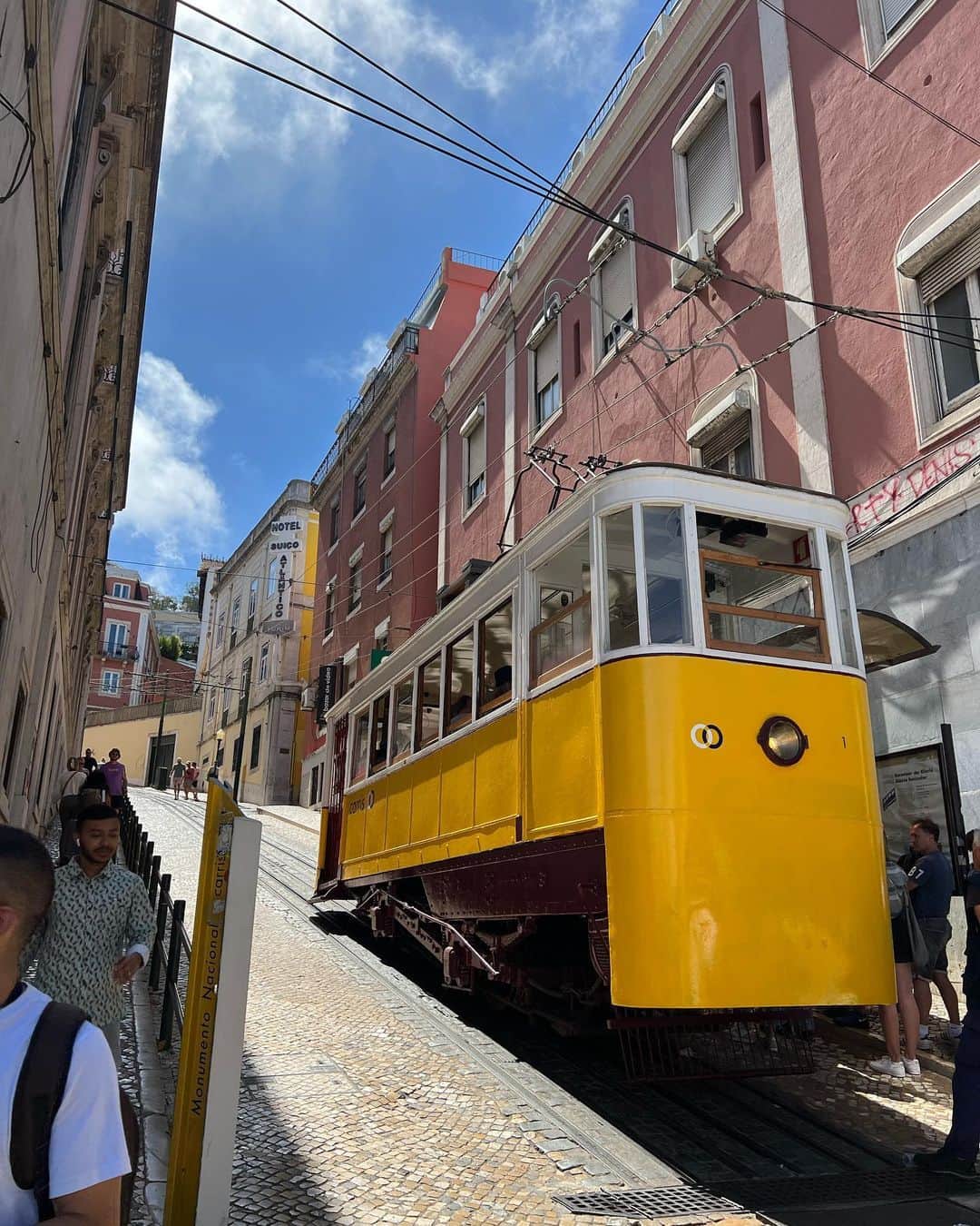 トラウデン直美さんのインスタグラム写真 - (トラウデン直美Instagram)「Day10 ~Lisbon~  最後の滞在地、リスボン。 スペイン旅行の様子を見たイギリス在住の友達が、飛び入りで一緒に旅してくれてます♡  リスボンは坂が多くていいトレーニングになってます笑 でもその分、傾斜を活かした景観が本当に素敵でまるでジオラマを見ているよう。  一人旅もいいけど、女子旅も最高です🧡」8月20日 19時28分 - naomi_trauden_