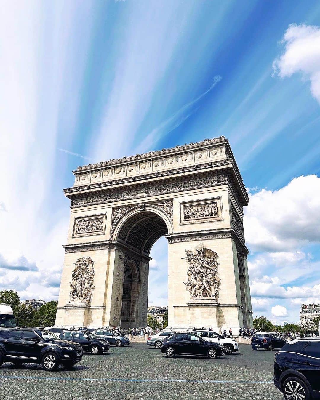 aiのインスタグラム：「凱旋門🇫🇷  #凱旋門　#paris #パリ  #パリ旅行　#arcdetriomphe #arcdetriompheparis」