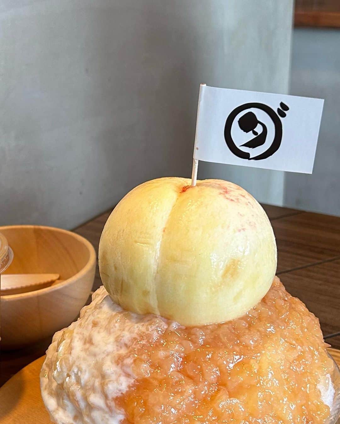 のインスタグラム：「.  ずっと食べたかった桃のかき氷🥹🍑 桃3個つかってるんだって➰🤍」