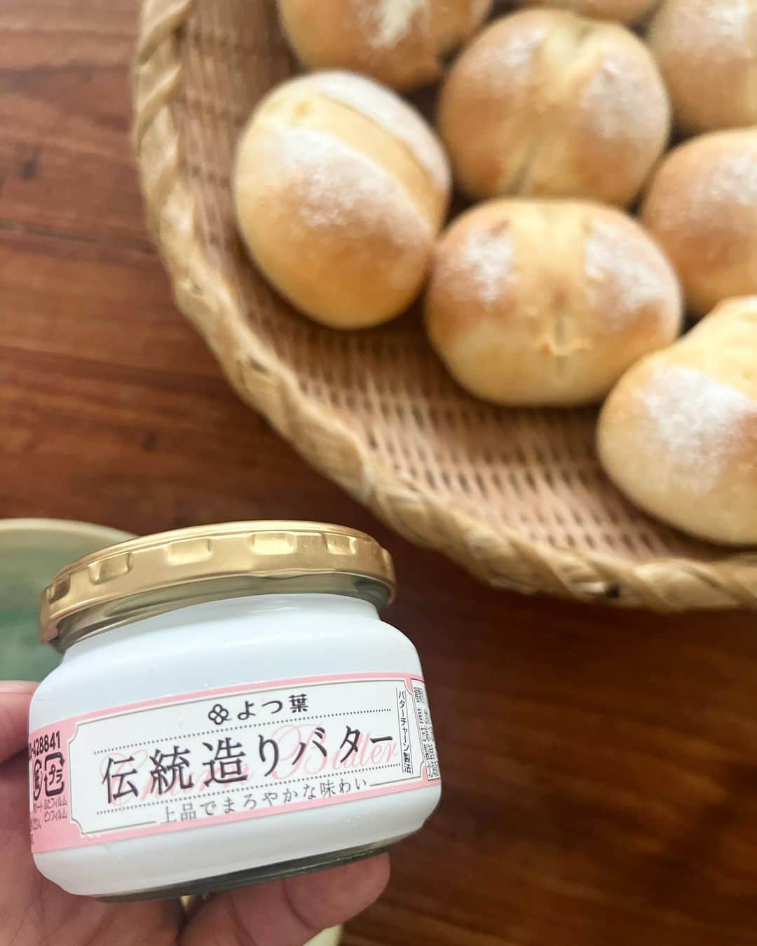 AYUMIさんのインスタグラム写真 - (AYUMIInstagram)「お母さんのパンが食べたいよ！ と娘に何度も言われていたので、玄米粉を使った米粉パンと、北海道小麦の天然酵母パンを焼きました  いつもはホシノの天然酵母を使っていましたが、今回は米粉パンも小麦のパンにも、北海道十勝の野生酵母、とかち野酵母を使ってみました  玄米粉で作ったのは初めてだった米粉パン 翌日も柔らくてホッ。また焼いてみよう！  娘はバターをつけて食べるのが大好きで よつ葉の伝統造りバターをつけて🍀 （十勝から兄嫁が送ってくれた♡） @yotsuba_milkproducts_official   よつ葉も、とかち野酵母も私の地元 北海道十勝。うれしい味☺️  #米粉パン　#玄米パン #天然酵母パン #とかち野酵母  #よつ葉乳業  #北海道十勝  #AYUMIご飯」8月20日 19時21分 - ayumiayunco