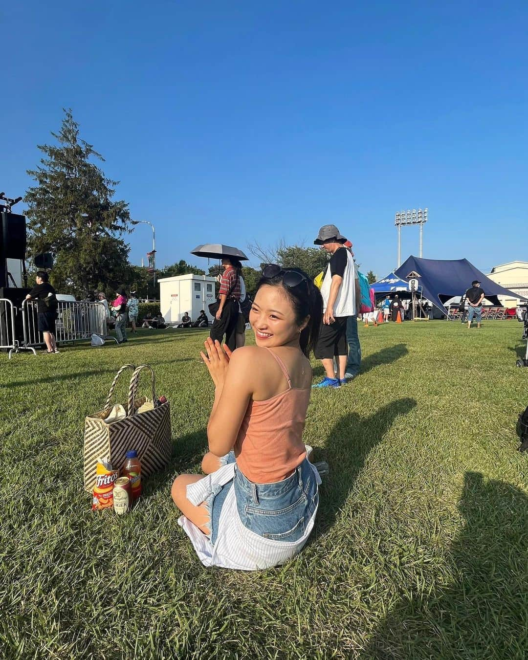 石井美音奈のインスタグラム：「厚木基地の盆踊り祭りに行ってきたよぉ✨  アメリカの雰囲気を味わえて満足満足❤️ アメリカ×盆踊り(日本)は素敵な融合だね🇺🇸🇯🇵  そしてオーガニックや健康に意識を向け始めていたら、 Muni @muni_official__  の商品を紹介させていて頂くことになったよ😌✨  このタンクトップは、 コットン100%天然素材で本当の着心地がいいんんだぁ🥴 一枚で簡単に着れるし楽だから 最近大活躍中♡  今なら¥10,000商品購入で1,000円OFFになるよ！ クーポンコード💁🏻‍♀️：muni8ai  【こんな人におすすめ✨】 ・ワイヤー入りブラの締め付けが苦手な方 ・敏感肌の方、化学繊維のものが肌に合わない方 ・縫い目などが煩わしく感じる方 ・フィット感がしっかり欲しい方  #アメリカ  #米軍基地 #米軍基地イベント  #座間米軍基地 #盆踊り   #muni #ムニ #PR #敏感肌でも使える #可愛い下着  #敏感肌でも安心 #インナーウェア #肌に優しい #アンダーウェア #環境に優しい #肌に優しい下着 #肌触り抜群 #敏感肌用 #トレーニングウェア #ヨガウェア #ルームウェア #リラックスウェア #フィットネスウェア #吸水性 #通気性抜群」