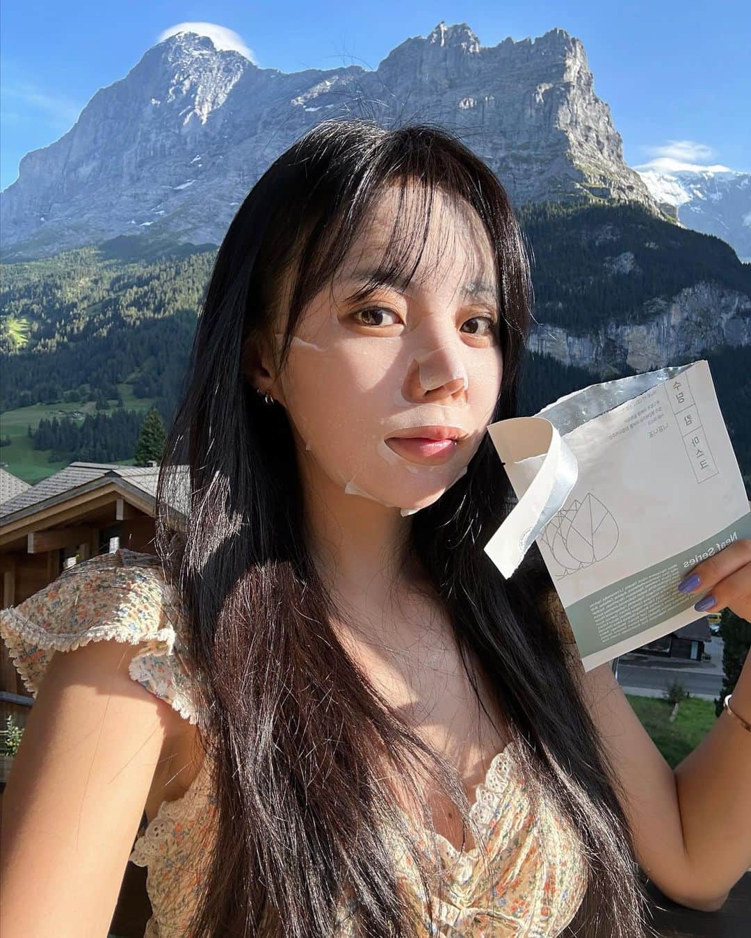 MeJiwooのインスタグラム：「처음으로 진행하는 니프니프 전 상품 50% 프로모션! 오늘 자정 마감인데요,(이제 시간이 얼마 안남았숴요…)   구매하신 분들 자유롭게 한마디씩 남겨주세요💚 제가 다음주에 댓글 쭈욱 읽어보고 10월에 출시될 니프니프 크림 신제품을 세분께 보내드릴게여! (제품 입고후에 보내드릴 수 있어서 여유롭게 기다려쥬셔야함🥹✨)   얼른 막차타러 가세요!!🫶🏻」