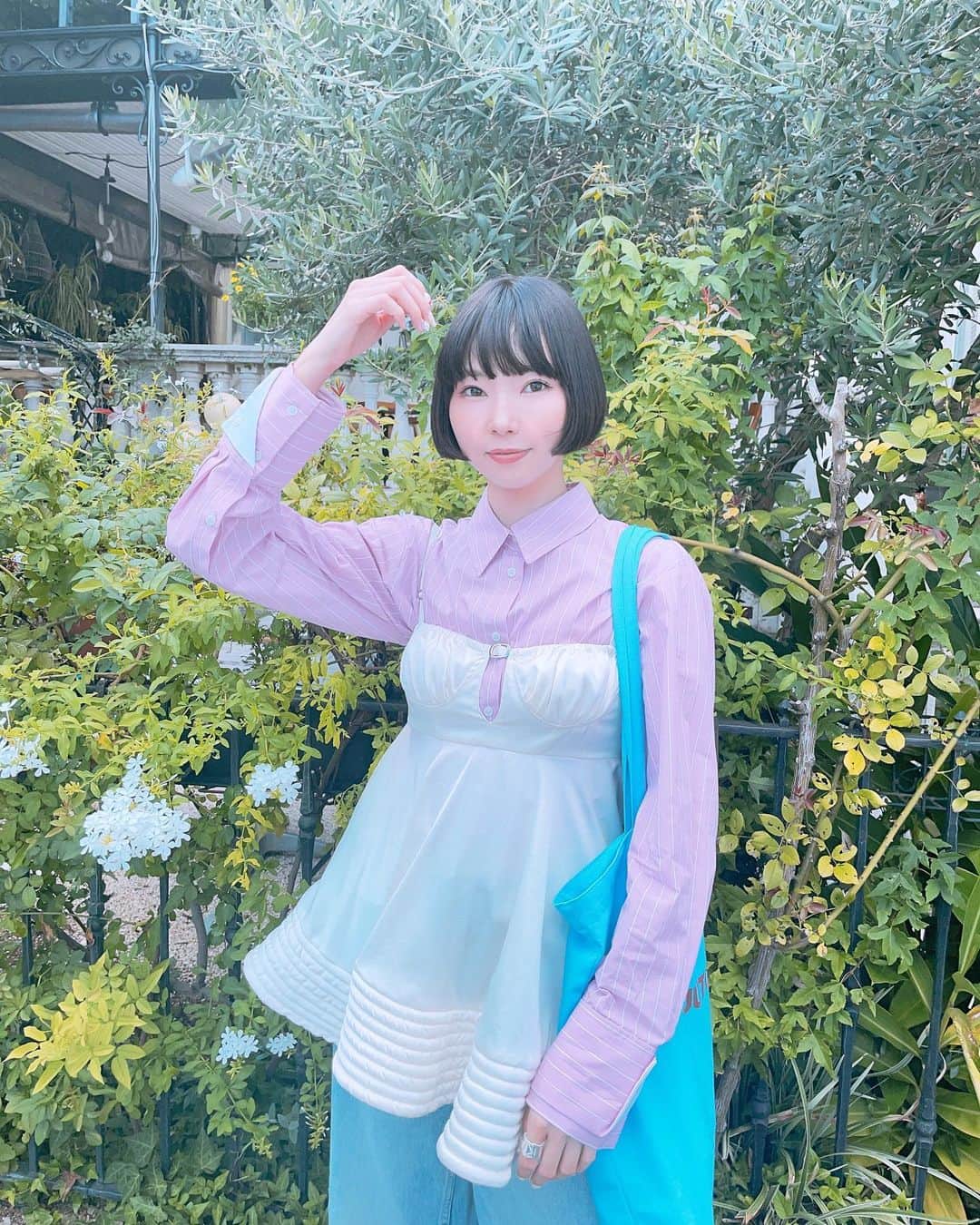 板橋よしえのインスタグラム：「. @asagiinyo ちゃんが予約してくれた素敵なレストランへ🌳🍃 オマール海老のタリアテッレ🦐🍝おいしかったあ･･･🤤  あさぎーにょちゃんはいつもいろんな未来の夢を聞かせてくれる。 その夢の話を聞いてわたしまでわくわくさせてもらってる🫧💭 しかも！会うたびにその夢がひとつずつ叶っているのが凄い👏✨  夏休み中の娘も一緒にお邪魔させてもらいました！ いつもあさぎーにょちゃんのYouTubeを観ている娘。とてもうれしかったみたいで、わたしよりもあさぎーにょちゃんと話してました😂 優しいあさぎーにょちゃん。娘にたくさん話しかけてくれてありがとう～😭🙏✨」