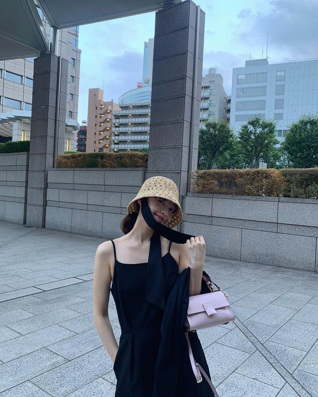 のインスタグラム：「秋はまだまだ先だな🥵🩵　 フローズンヨーグルン、一気に飲み干した🍨　  . コーデはタグしてるよ〜🏷️  この後ろまで可愛いオールインワンが楽ちんすぎて最高♡  (秋もインナー＋ロングブーツで着回す)  #夏  #夕暮れ時だけちょっと秋」