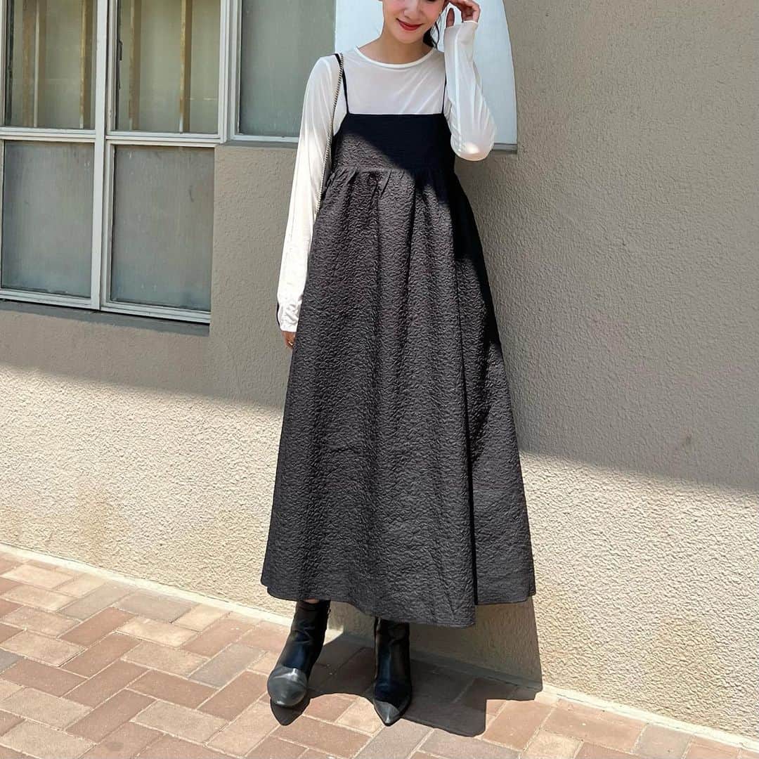 Nagiのインスタグラム：「着るだけで可愛いワンピース🥰  @nostalgia_jp のzozotown 限定アイテム✨  後ろからみても可愛い👏  zozotown で1000円クーポン出てるので是非✔️してみて下さい  @nostalgia_zozotown  #nostalgiajp#noszozo#nostalgia#code#fashion#コーデ#ファッション#ワンピース#ノスタルジア」