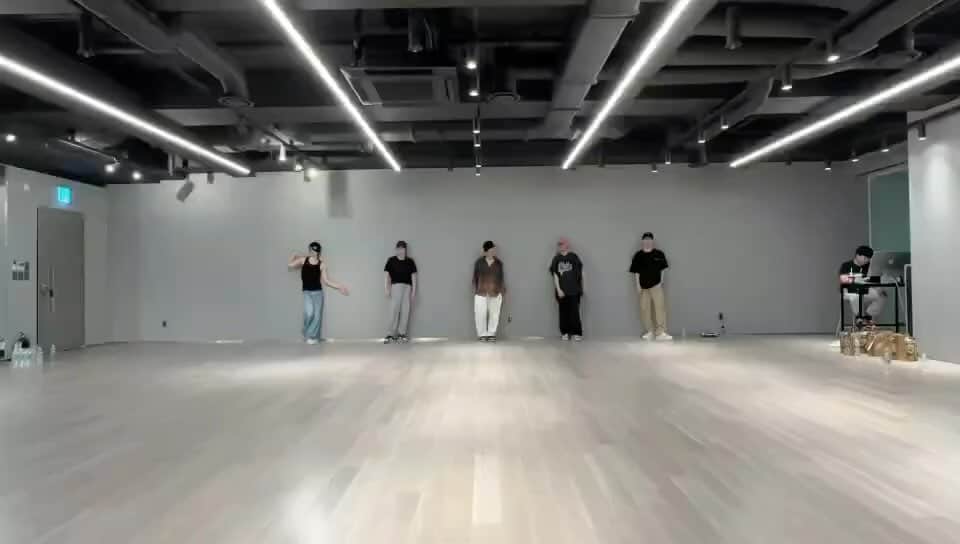 ヤンヤン（YangYang）のインスタグラム：「How many dances do you see here?🧐」