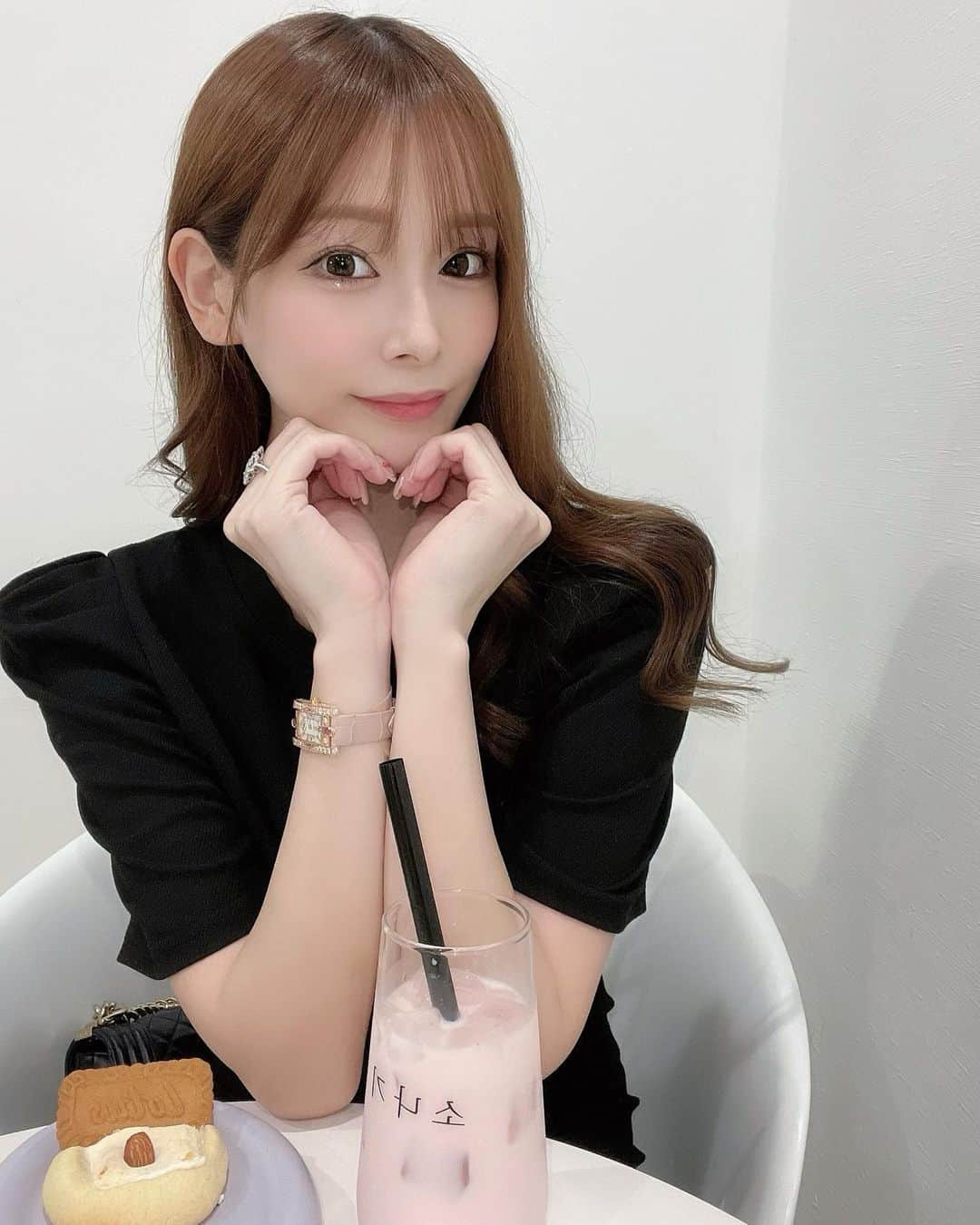 のインスタグラム：「ぶりっこあいどるぽーず☕️♡ 可愛いカフェ発見したから行ってみたヨ☕️☕️☕️」