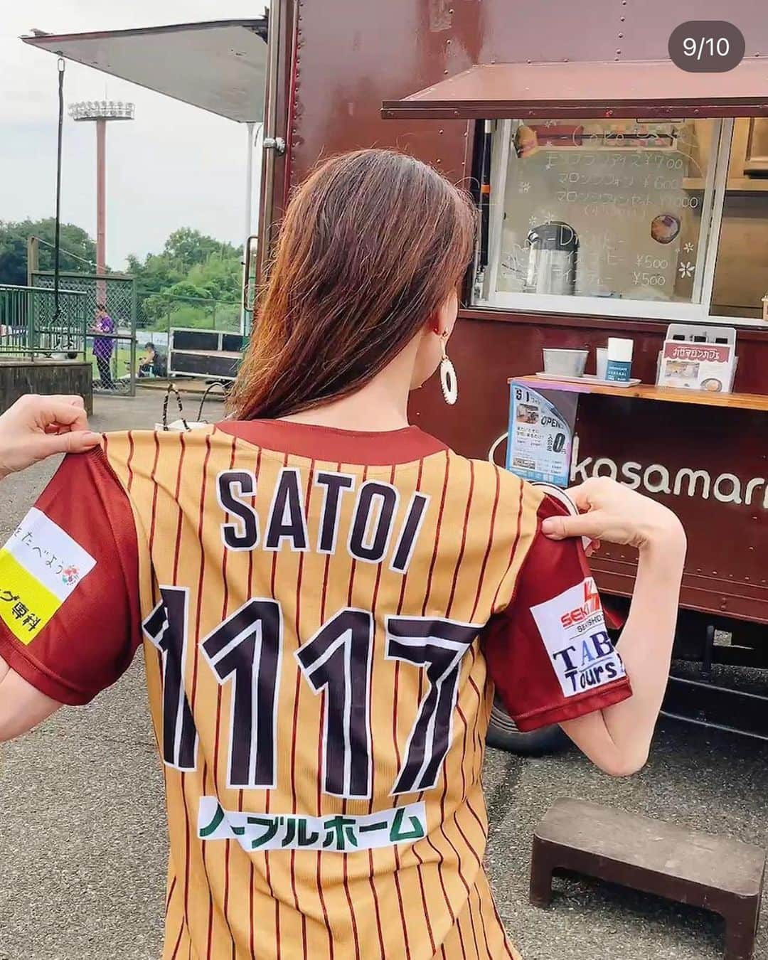 里井真由美さんのインスタグラム写真 - (里井真由美Instagram)「🌰「さとい栗」キッチンカーが完成し、車内でモンブランしぼりたて〜❗️   今夏はモンブランかき氷も人気です！  @kasamarron_cafe   キッチンカー、すごく問い合わせいただき嬉しい限り🙇‍♀️🙇‍♀️🙇‍♀️‼️  茨城県の野球「アストロプラネッツ」運営会社さんがカフェもキッチンカーも引き受けてくださってます。  なので基本的には茨城県の本拠地、東中学校に止まっていて、土日など茨城県内の野球の応援や、イベントに発進しております〜🌰⚾️🚌  わたしの3着目のユニフォームは栗色！🌰 名前と誕生日入りです😆 背番号なのに　ながっ。笑  　。。。  今年の新栗収穫ももうすぐ🤎🩷 野球も栗も張り切って応援やでー🌰⚾️🇯🇵  今後ともよろしくお願いいたします！  。。。  #さとい栗#笠マロン#satoikuri #kasamarron #janat  #chestnuts #montblanc#栗子糖果 #モンブラン#モン活#栗活#밤 스위트 #栗#栗スイーツ#和栗#栗好き#밤#板栗 #断面モンブラン#蛋糕#断面フェチ#栗子蛋糕#里井真由美#フードジャーナリスト里井真由美#さといいね#ありが糖運動#japan#japanesegirl#japanese」8月20日 19時32分 - mayumi.satoi