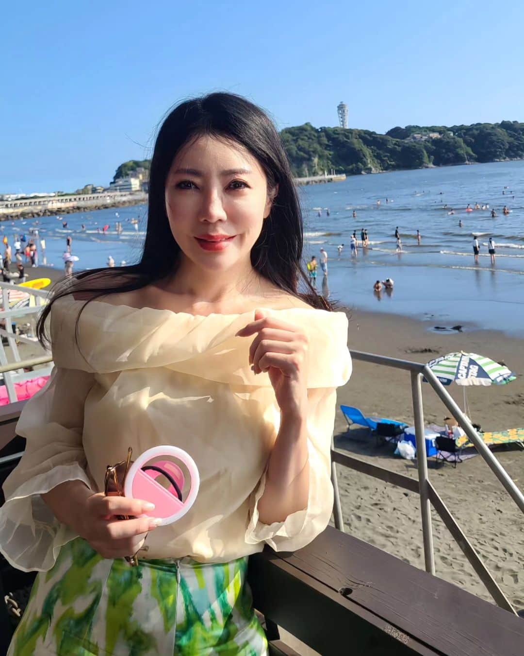 今堀恵理のインスタグラム：「湘南の江ノ島に行って来ました♡ 暑い🔥☀️汗だくになったよ 江ノ島水族館🐬、海の家なども行って… 七里ヶ浜のビルズにも行きました  お洋服も @shein_japan  コーデですが SHEINは撮影グッズや旅行グッズも充実してるから大活躍 携帯撮影のLEDライト 19733990 充電アダプター 17681768 折り畳み式整理ラック 4722207 メイクポーチ 14435117 折り畳み式撮影用ボックス 17963146  すっごく使えるよ。水筒とかも良かったですよ✨  割引クーポンあります  SNC6070  買い上げ金額1～5,999円まではセール価格より15%OFF、6,000円以上は20%OFFが適用される。 利用期限〜9月末日  #saveinstyle #SHEIN #SHEINpartner  #SHEINelectronics」