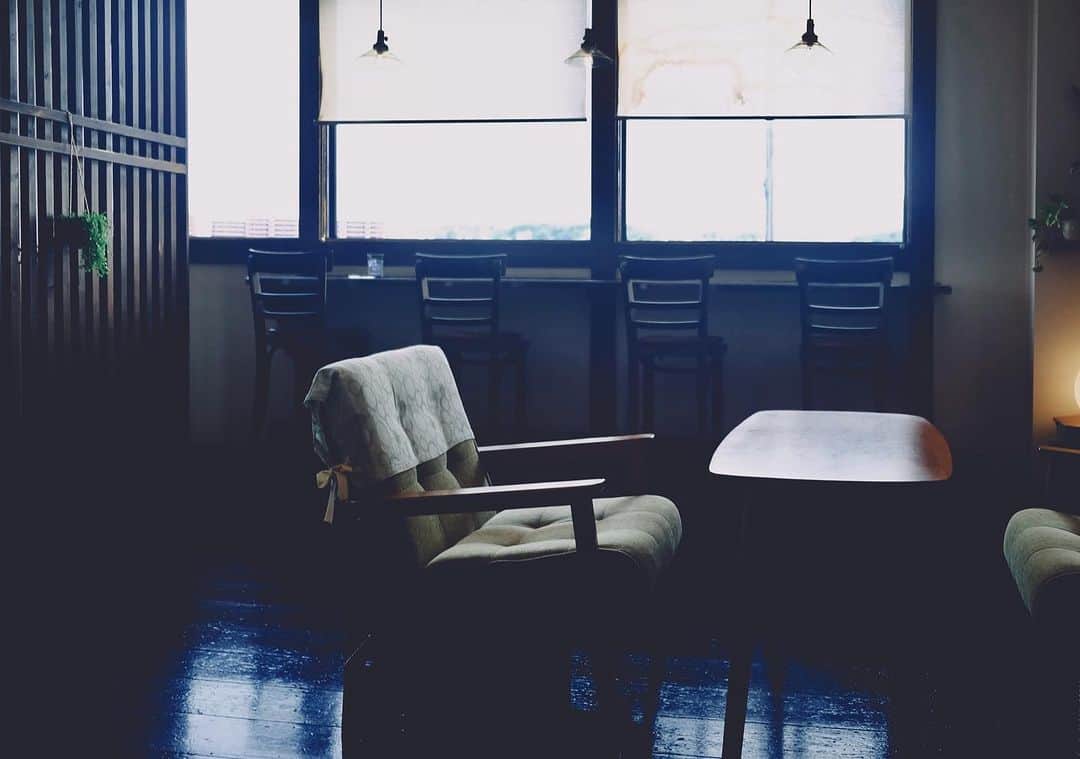 sunday_722さんのインスタグラム写真 - (sunday_722Instagram)「* * いつも側で支えてくれてる 友人とドライブ 昨日は若松まで 久しぶりの北九州 誘ってくれてありがとう * キッサネコノジ オトナサマむけ喫茶店 * 大人が飲むクリームソーダ ブルーのクリームソーダ 私も同じ物オーダーしました。 ----------------------------------- camera: X-T3 lens: XF18-55mm -------------------------------------- #若松 #北九州 #キッサネコノジ #fujifilm_xseries #xt3 #今日もX日和 #日本の風景 #東京カメラ部 #transfer_visions #indies_gram #クリームソーダ #海が見える喫茶店 #猫カフェ #黒猫 #上野海運ビル #おしゃれな時間 #catcafe #creamsoda #exklusive_shot #igresjp #instagramjapan #ig_photooftheday #gominimalmag #tv_pointofview」8月20日 19時35分 - sunday_722