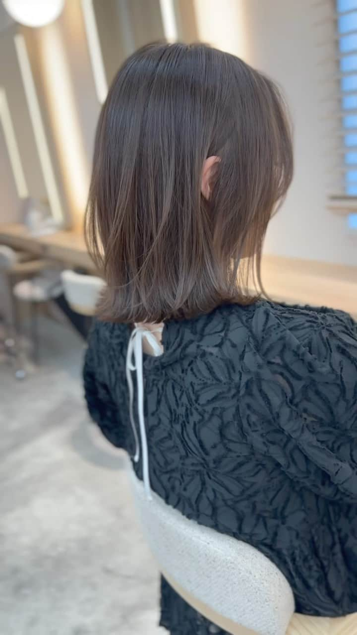 小西涼のインスタグラム：「お客様スタイル✂︎ ． 地下風カラー×色っぽい肩はねボブ✨ ワンカールのスタイリング✂︎ 透明感・艶感の高く、華奢なレイヤーが大人の色っぽさ✨ ． ばっさりありがとうございました😊✨  ． お客様一人ひとりに合わせたヘアスタイルを提案します！ ． #ベージュ #オリーブ#オリーブベージュ #オリーブグレージュ  #レイヤーカット #レイヤー #ハイライト # #WaysTOKYO新宿」