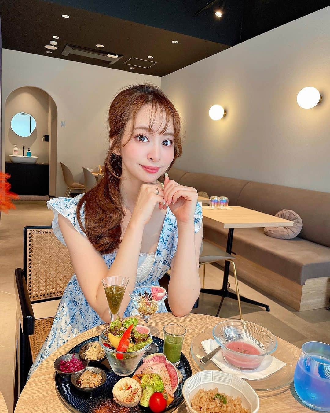 のインスタグラム：「𖠚ᐝ 上野にオープンしたアンチエイジングカフェに ランチに行ってきました😊  上野御徒町駅からすぐのCABABRE☕️ @antiagingcafe_cababre   腸活に良いお野菜たっぷりの メニューでした🫶 デトックスウォーターが4種類も あって飲み放題だったの！  夏場は食欲なかったり、調子悪かったり するので、おなかにやさしいメニュー お外で食べられるの嬉しい🤭  かわいいクマちゃんのカフェラテは アーモンドミルクに変更可能で とってもおいしかった♡♡   #上野カフェ  #上野ランチ  #アンチエイジングカフェ  #デトックスウォーターのあるカフェ  #お野菜たっぷりランチ」