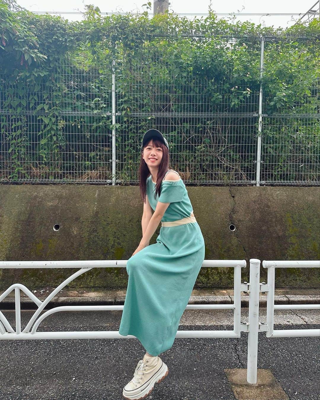 真山りかのインスタグラム：「. ⁡ 大天才👏 @matsuki_rina かわいいワンピースありがと〜 ⁡ カジュアルが好きなのでヒールで合わせずに ワンピースでもガンガンスニーカー履きます👟 ⁡ #fashion #154cmコーデ ⁡ #まやまにあ ⁡ .」