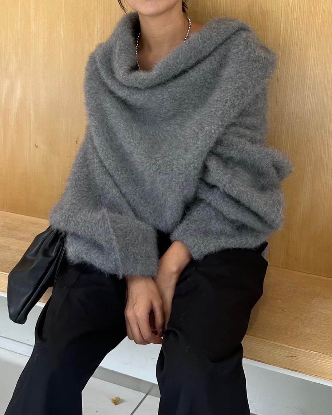 ETRÉ TOKYO ストアさんのインスタグラム写真 - (ETRÉ TOKYO ストアInstagram)「@etretokyo  【 '23 Winter Pre Order 】 ㅤㅤㅤ ㅤㅤ #ETRE2WAYルーズネックニットプルオーバー WHITE / GREY F size ¥30,800(tax in)  ㅤㅤㅤ  新宿スタッフ @etretokyo_nami 167cm @etretokyo_sae 168cm @etretokyo_yumi 150cm ㅤㅤㅤ  着用カラー：GREY ㅤㅤㅤ ㅤㅤㅤ  - - - - - - - - - - - - - - - - - - - - - - - - - - - -  商品詳細はTOPページURLよりチェック🔍 ›› @etretokyo_store  ㅤㅤㅤ スタッフコーディネートも毎日更新中【 #etretokyo_staff_ootd 】をフォロー🐿️  TOPページの"フォロー中"から 気になるスタッフのアカウントをフォロー🤝  - - - - - - - - - - - - - - - - - - - - - - - - - - - -  ⁡  ㅤㅤㅤ 【INFORMATION】 ⁡ ⁡ ETRÉ TOKYOでは 冬の先行予約会を開催いたします。  -開催期間-  ◼️LUMINE SHINJUKU 8/24(thu) - 8/30(wed)  ◼️ONLINE STORE 8/24(thu)19:00 - 8/31(thu)12:00  ※予約受注会となります。 新宿店にてサンプルのご用意もございますので ご試着も可能です。 予約枠に上限がございます。  ※予約商品の画像はサンプルで撮影しております。 実際の製品と仕様や素材、サイズや色味等が多少異なる場合がございます。  ※お電話でのご予約はできかねます。  ※ご予約後のキャンセルは致しかねます。 お支払いは後払いになります。 ⁡ ※混雑時には入場制限及び試着点数 の制限を設けさせて頂きます。 また、お電話がつながりにくい可能性がございます。  予めご了承ください。 ⁡ ⁡ ご理解、ご協力を賜りますよう 心よりお願い申し上げます。 ⁡ ⁡  ㅤㅤㅤ ㅤㅤㅤ 【LUMINE SHINJUKU STORE】 ETRÉ TOKYO ルミネ新宿2店 TEL：03-5989-0979 ー営業時間ー (平日、土日祝)11:00-21:00  ⁡ #etretokyo #etre  #etretokyoshinjuku #2023etre #etretokyo_staff_ootd #2023aw #受注会 #先行予約 #プレオーダー #スタッフコーディネート #スタッフスナップ #冬服コーデ #ルミネ新宿2 #ニットコーディネート #大人女子コーデ #モノトーンコーディネート」8月20日 19時45分 - etretokyo_store