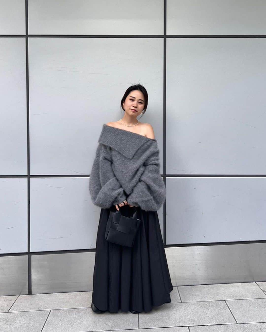 ETRÉ TOKYO ストアさんのインスタグラム写真 - (ETRÉ TOKYO ストアInstagram)「@etretokyo  【 '23 Winter Pre Order 】 ㅤㅤㅤ ㅤㅤ #ETRE2WAYルーズネックニットプルオーバー WHITE / GREY F size ¥30,800(tax in)  ㅤㅤㅤ  新宿スタッフ @etretokyo_nami 167cm @etretokyo_sae 168cm @etretokyo_yumi 150cm ㅤㅤㅤ  着用カラー：GREY ㅤㅤㅤ ㅤㅤㅤ  - - - - - - - - - - - - - - - - - - - - - - - - - - - -  商品詳細はTOPページURLよりチェック🔍 ›› @etretokyo_store  ㅤㅤㅤ スタッフコーディネートも毎日更新中【 #etretokyo_staff_ootd 】をフォロー🐿️  TOPページの"フォロー中"から 気になるスタッフのアカウントをフォロー🤝  - - - - - - - - - - - - - - - - - - - - - - - - - - - -  ⁡  ㅤㅤㅤ 【INFORMATION】 ⁡ ⁡ ETRÉ TOKYOでは 冬の先行予約会を開催いたします。  -開催期間-  ◼️LUMINE SHINJUKU 8/24(thu) - 8/30(wed)  ◼️ONLINE STORE 8/24(thu)19:00 - 8/31(thu)12:00  ※予約受注会となります。 新宿店にてサンプルのご用意もございますので ご試着も可能です。 予約枠に上限がございます。  ※予約商品の画像はサンプルで撮影しております。 実際の製品と仕様や素材、サイズや色味等が多少異なる場合がございます。  ※お電話でのご予約はできかねます。  ※ご予約後のキャンセルは致しかねます。 お支払いは後払いになります。 ⁡ ※混雑時には入場制限及び試着点数 の制限を設けさせて頂きます。 また、お電話がつながりにくい可能性がございます。  予めご了承ください。 ⁡ ⁡ ご理解、ご協力を賜りますよう 心よりお願い申し上げます。 ⁡ ⁡  ㅤㅤㅤ ㅤㅤㅤ 【LUMINE SHINJUKU STORE】 ETRÉ TOKYO ルミネ新宿2店 TEL：03-5989-0979 ー営業時間ー (平日、土日祝)11:00-21:00  ⁡ #etretokyo #etre  #etretokyoshinjuku #2023etre #etretokyo_staff_ootd #2023aw #受注会 #先行予約 #プレオーダー #スタッフコーディネート #スタッフスナップ #冬服コーデ #ルミネ新宿2 #ニットコーディネート #大人女子コーデ #モノトーンコーディネート」8月20日 19時45分 - etretokyo_store