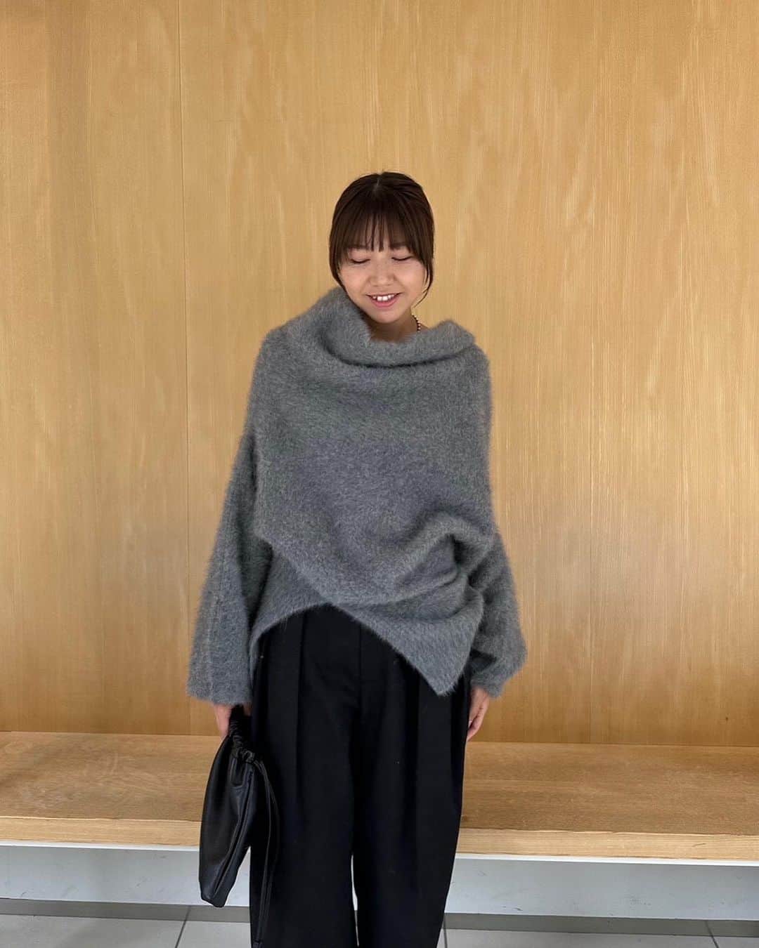ETRÉ TOKYO ストアさんのインスタグラム写真 - (ETRÉ TOKYO ストアInstagram)「@etretokyo  【 '23 Winter Pre Order 】 ㅤㅤㅤ ㅤㅤ #ETRE2WAYルーズネックニットプルオーバー WHITE / GREY F size ¥30,800(tax in)  ㅤㅤㅤ  新宿スタッフ @etretokyo_nami 167cm @etretokyo_sae 168cm @etretokyo_yumi 150cm ㅤㅤㅤ  着用カラー：GREY ㅤㅤㅤ ㅤㅤㅤ  - - - - - - - - - - - - - - - - - - - - - - - - - - - -  商品詳細はTOPページURLよりチェック🔍 ›› @etretokyo_store  ㅤㅤㅤ スタッフコーディネートも毎日更新中【 #etretokyo_staff_ootd 】をフォロー🐿️  TOPページの"フォロー中"から 気になるスタッフのアカウントをフォロー🤝  - - - - - - - - - - - - - - - - - - - - - - - - - - - -  ⁡  ㅤㅤㅤ 【INFORMATION】 ⁡ ⁡ ETRÉ TOKYOでは 冬の先行予約会を開催いたします。  -開催期間-  ◼️LUMINE SHINJUKU 8/24(thu) - 8/30(wed)  ◼️ONLINE STORE 8/24(thu)19:00 - 8/31(thu)12:00  ※予約受注会となります。 新宿店にてサンプルのご用意もございますので ご試着も可能です。 予約枠に上限がございます。  ※予約商品の画像はサンプルで撮影しております。 実際の製品と仕様や素材、サイズや色味等が多少異なる場合がございます。  ※お電話でのご予約はできかねます。  ※ご予約後のキャンセルは致しかねます。 お支払いは後払いになります。 ⁡ ※混雑時には入場制限及び試着点数 の制限を設けさせて頂きます。 また、お電話がつながりにくい可能性がございます。  予めご了承ください。 ⁡ ⁡ ご理解、ご協力を賜りますよう 心よりお願い申し上げます。 ⁡ ⁡  ㅤㅤㅤ ㅤㅤㅤ 【LUMINE SHINJUKU STORE】 ETRÉ TOKYO ルミネ新宿2店 TEL：03-5989-0979 ー営業時間ー (平日、土日祝)11:00-21:00  ⁡ #etretokyo #etre  #etretokyoshinjuku #2023etre #etretokyo_staff_ootd #2023aw #受注会 #先行予約 #プレオーダー #スタッフコーディネート #スタッフスナップ #冬服コーデ #ルミネ新宿2 #ニットコーディネート #大人女子コーデ #モノトーンコーディネート」8月20日 19時45分 - etretokyo_store