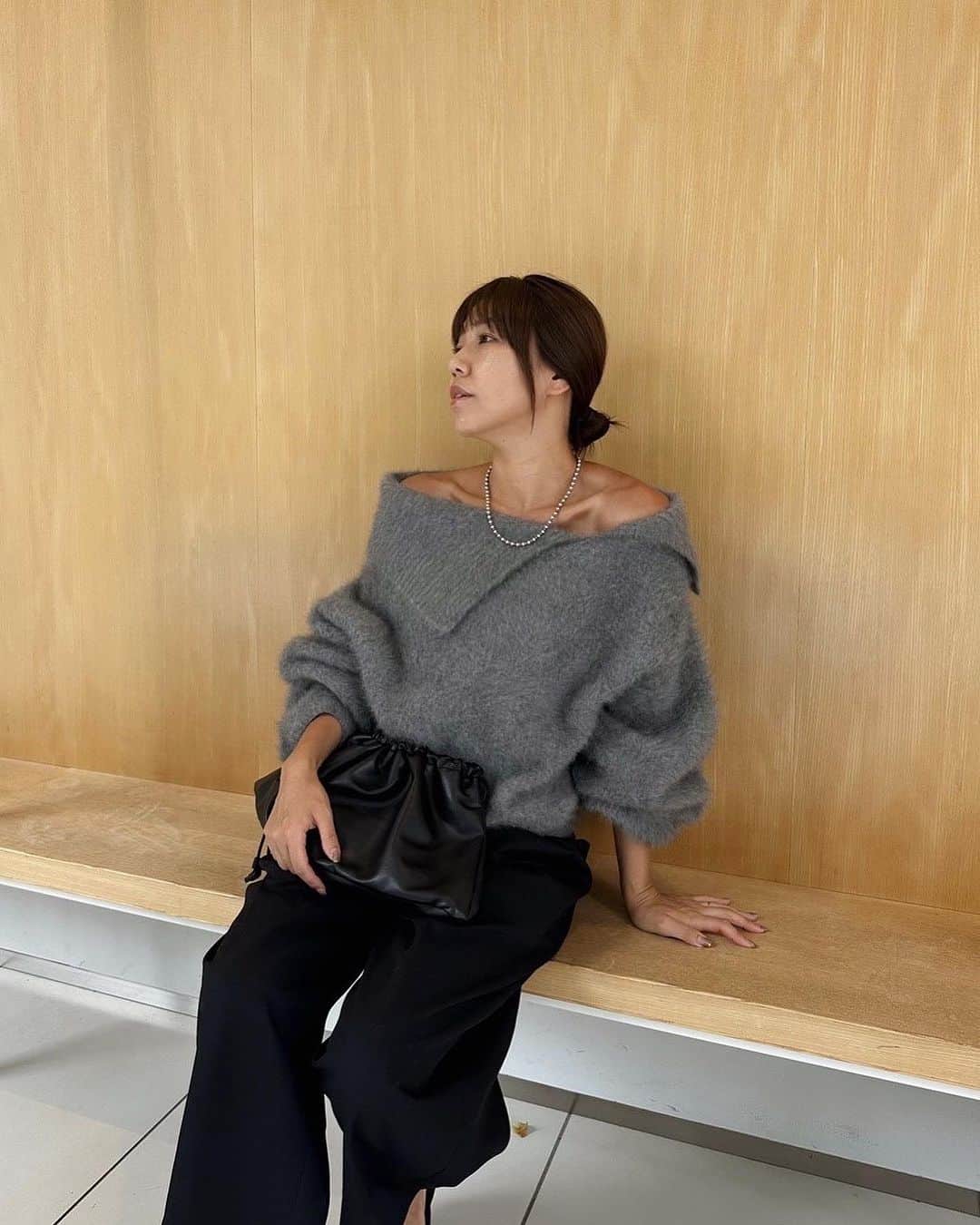 ETRÉ TOKYO ストアのインスタグラム：「@etretokyo  【 '23 Winter Pre Order 】 ㅤㅤㅤ ㅤㅤ #ETRE2WAYルーズネックニットプルオーバー WHITE / GREY F size ¥30,800(tax in)  ㅤㅤㅤ  新宿スタッフ @etretokyo_nami 167cm @etretokyo_sae 168cm @etretokyo_yumi 150cm ㅤㅤㅤ  着用カラー：GREY ㅤㅤㅤ ㅤㅤㅤ  - - - - - - - - - - - - - - - - - - - - - - - - - - - -  商品詳細はTOPページURLよりチェック🔍 ›› @etretokyo_store  ㅤㅤㅤ スタッフコーディネートも毎日更新中【 #etretokyo_staff_ootd 】をフォロー🐿️  TOPページの"フォロー中"から 気になるスタッフのアカウントをフォロー🤝  - - - - - - - - - - - - - - - - - - - - - - - - - - - -  ⁡  ㅤㅤㅤ 【INFORMATION】 ⁡ ⁡ ETRÉ TOKYOでは 冬の先行予約会を開催いたします。  -開催期間-  ◼️LUMINE SHINJUKU 8/24(thu) - 8/30(wed)  ◼️ONLINE STORE 8/24(thu)19:00 - 8/31(thu)12:00  ※予約受注会となります。 新宿店にてサンプルのご用意もございますので ご試着も可能です。 予約枠に上限がございます。  ※予約商品の画像はサンプルで撮影しております。 実際の製品と仕様や素材、サイズや色味等が多少異なる場合がございます。  ※お電話でのご予約はできかねます。  ※ご予約後のキャンセルは致しかねます。 お支払いは後払いになります。 ⁡ ※混雑時には入場制限及び試着点数 の制限を設けさせて頂きます。 また、お電話がつながりにくい可能性がございます。  予めご了承ください。 ⁡ ⁡ ご理解、ご協力を賜りますよう 心よりお願い申し上げます。 ⁡ ⁡  ㅤㅤㅤ ㅤㅤㅤ 【LUMINE SHINJUKU STORE】 ETRÉ TOKYO ルミネ新宿2店 TEL：03-5989-0979 ー営業時間ー (平日、土日祝)11:00-21:00  ⁡ #etretokyo #etre  #etretokyoshinjuku #2023etre #etretokyo_staff_ootd #2023aw #受注会 #先行予約 #プレオーダー #スタッフコーディネート #スタッフスナップ #冬服コーデ #ルミネ新宿2 #ニットコーディネート #大人女子コーデ #モノトーンコーディネート」