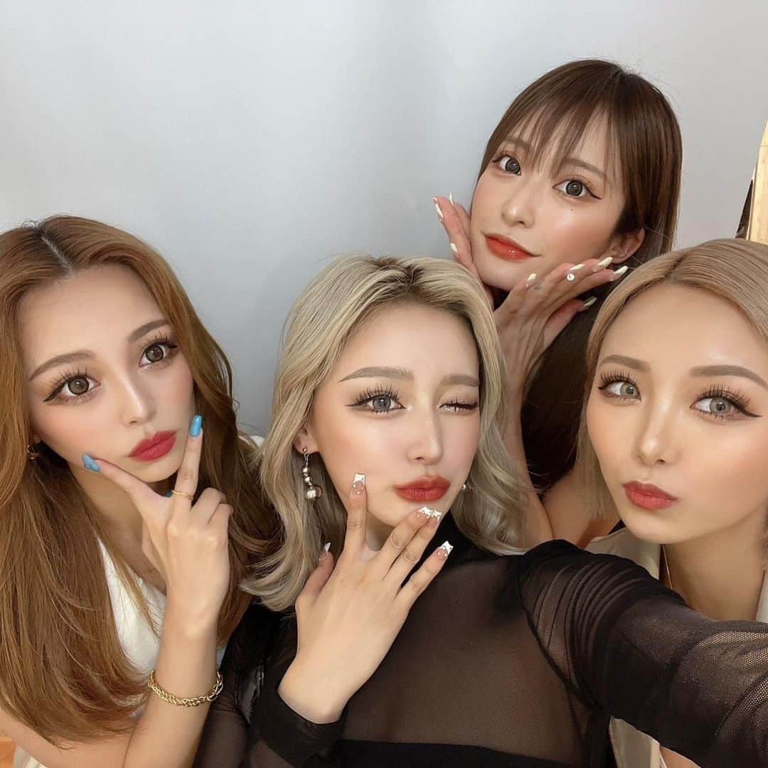 nutsのインスタグラム：「today's nuts shot🥜 @seika____official  @_reistagram._  @reipoyo_0411  @chipitan_1215   せいせい×れいたぴ×れいぽよ×ちぴたん✨ nuts夏号発売中♡  #nuts #gal #gyaru #ギャル #姉ギャル」