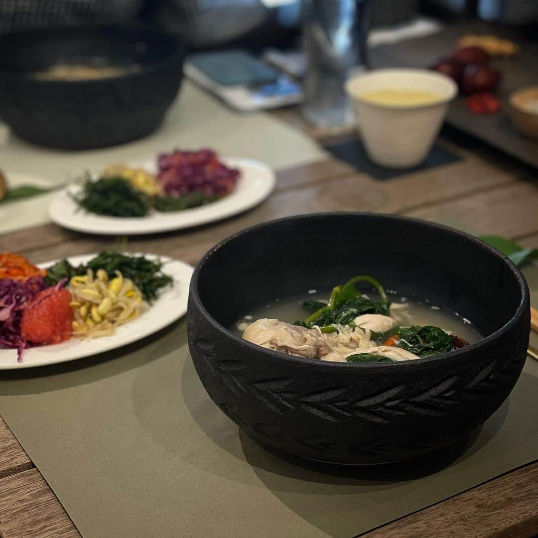 松井美緒のインスタグラム：「…美味しい手作り参鶏湯と土鍋。 手持ちがない土鍋はそのままテーブルで器としてつかえるすぐれもの。  参鶏湯と漢方のお勉強会でした🥢  @motokowaki  @seri_ceramics   #参鶏湯」