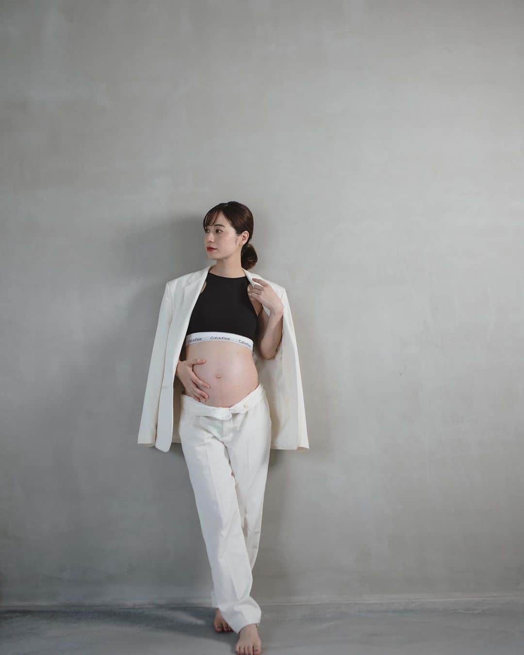 伊藤沙織さんのインスタグラム写真 - (伊藤沙織Instagram)「maternity photoshoot by @c__ki611   マタニティフォトの為に購入したセットアップを家に忘れて、急遽スタジオにあった新郎用の衣装をお借りしたら良い感じだった件😂🤍  #マタニティフォト」8月20日 19時43分 - saori__ito