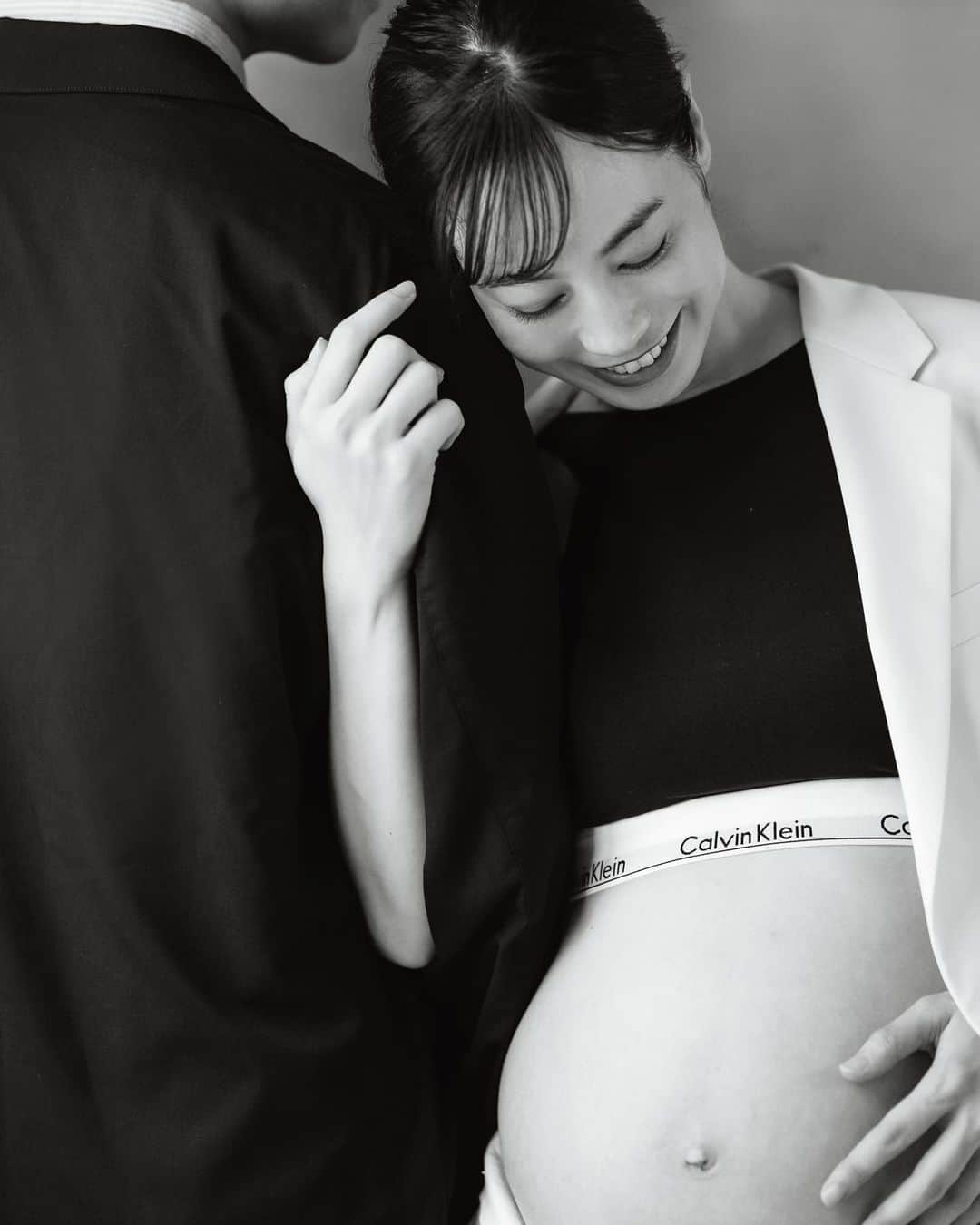 伊藤沙織さんのインスタグラム写真 - (伊藤沙織Instagram)「maternity photoshoot by @c__ki611   マタニティフォトの為に購入したセットアップを家に忘れて、急遽スタジオにあった新郎用の衣装をお借りしたら良い感じだった件😂🤍  #マタニティフォト」8月20日 19時43分 - saori__ito