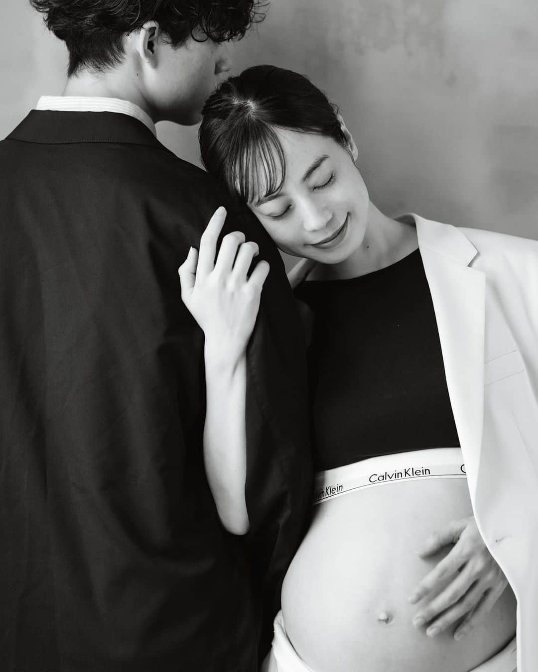 伊藤沙織さんのインスタグラム写真 - (伊藤沙織Instagram)「maternity photoshoot by @c__ki611   マタニティフォトの為に購入したセットアップを家に忘れて、急遽スタジオにあった新郎用の衣装をお借りしたら良い感じだった件😂🤍  #マタニティフォト」8月20日 19時43分 - saori__ito