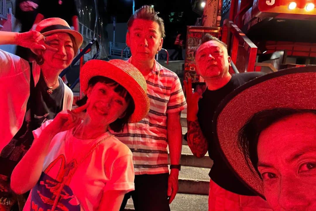 千秋さんのインスタグラム写真 - (千秋Instagram)「まだ誰も、何者でもなかった10代。 その頃に遊んでたみんなと、50代になってまた遊んでるなんて😆 子育ても終わって、顔に自由と書いてあるようだ🗽  こんな風にいつでもみんなが集まれる場所があるのは、何より大貫さんがずっと続けてくれているから。感謝します❤️‍🔥  久しぶりのロンナイ🏴‍☠️ 大貫さんが来た途端に「校長先生！集合写真撮ろう！」ってみんなで📸  3枚目は帰り道。みんな、目がしょぼしょぼするとか眠いとかぶーぶー言うところは明らかに昔と違う👨🏻‍🦳👵🏻それ含め夜中の渋谷を歩くだけでもうエモい、気分はね  最終学歴ロンドンナイト🏴‍☠️ そんなひと、いっぱいいるんじゃない？ また遊びに来ない？ 開催情報とかは大貫さんのインスタフォローしてね @kensho_onuki   #londonnite #ロンドンナイト 知らない方は顔隠しておきます🫣 勝手に動画撮られた時はロンナイ専用SPさんが動いてくれます👮🏻‍♀️」8月20日 19時44分 - chiaki77777