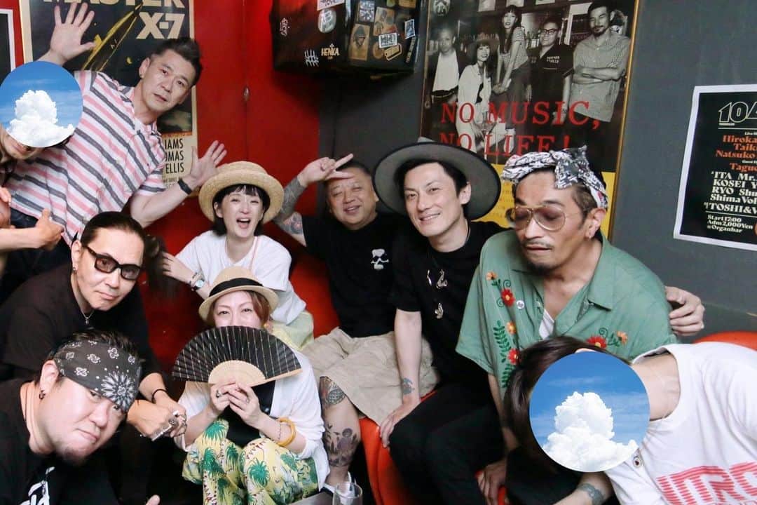千秋さんのインスタグラム写真 - (千秋Instagram)「まだ誰も、何者でもなかった10代。 その頃に遊んでたみんなと、50代になってまた遊んでるなんて😆 子育ても終わって、顔に自由と書いてあるようだ🗽  こんな風にいつでもみんなが集まれる場所があるのは、何より大貫さんがずっと続けてくれているから。感謝します❤️‍🔥  久しぶりのロンナイ🏴‍☠️ 大貫さんが来た途端に「校長先生！集合写真撮ろう！」ってみんなで📸  3枚目は帰り道。みんな、目がしょぼしょぼするとか眠いとかぶーぶー言うところは明らかに昔と違う👨🏻‍🦳👵🏻それ含め夜中の渋谷を歩くだけでもうエモい、気分はね  最終学歴ロンドンナイト🏴‍☠️ そんなひと、いっぱいいるんじゃない？ また遊びに来ない？ 開催情報とかは大貫さんのインスタフォローしてね @kensho_onuki   #londonnite #ロンドンナイト 知らない方は顔隠しておきます🫣 勝手に動画撮られた時はロンナイ専用SPさんが動いてくれます👮🏻‍♀️」8月20日 19時44分 - chiaki77777