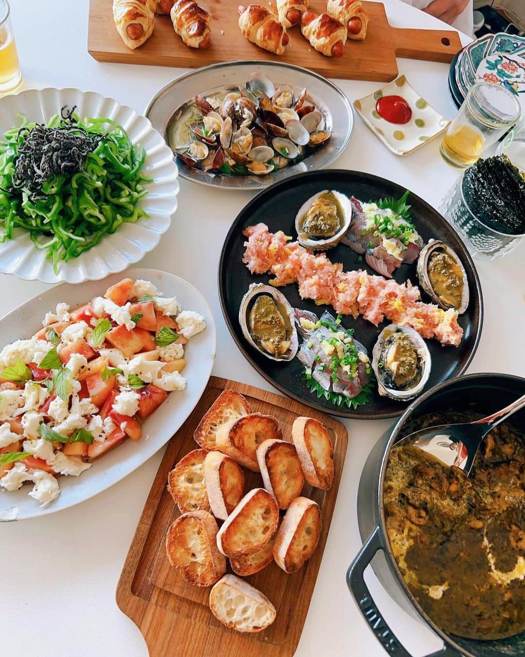 板橋よしえのインスタグラム：「. 久しぶりに @cider_inc & @saki313apo 夫妻のお家へ🥐🍑🧀🥗🥖🐟🦪🥘🍷 あべちゃんの手料理、おいしすぎたあ～～～！！！！！！ お店みたいに次々とお料理が出てくる😳👏✨  娘はさきちゃんと一緒にプールに入ったり、さきちゃん特製の大好きなウインナーパイを食べたり、あべちゃんと一緒に料理を作ったり、つむ🐶と遊んだり！とっても楽しそうでした☺️💛 あべちゃん＆さきちゃんありがとー！！！！！！！！！！  #トーキョー家族ご飯  #トーキョー夫婦ご飯」