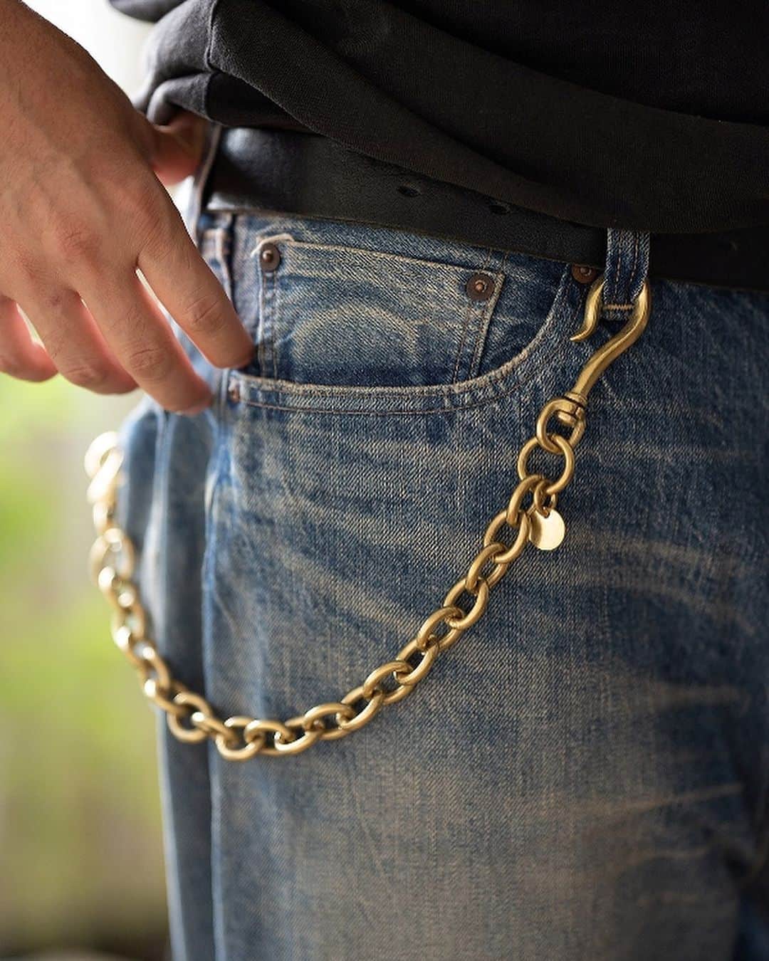 BIG JOHNさんのインスタグラム写真 - (BIG JOHNInstagram)「【 BIG JOHN BRASS COLLECTION 】  ジーンズに似合うブラスアクセサリー。ジーンズ同様経年変化をお楽しみください。  ■ヨットキーリング ■ウォレットチェーン（ショート） ■ウォレットチェーン（ロング）  matsu  @bigjohnjeans  @bigjohnshop  @bigjohntokyo  @bigjohnosaka  #bigjohn #bigjohnjeans #ビッグジョン #okayama #kurashiki #kojima #ジーンズ #デニム #denim #fashion #ootd #jeans #love #madeinjapan #rarejeans  #japan  #model #flagshipmodel #アメカジ  #brass  #オリジナル #伝統 #革新 #ヴィンテージ #職人技 #職人 #キーリング #ウォレットチェーン #アメカジ男子」8月20日 19時47分 - bigjohnjeans