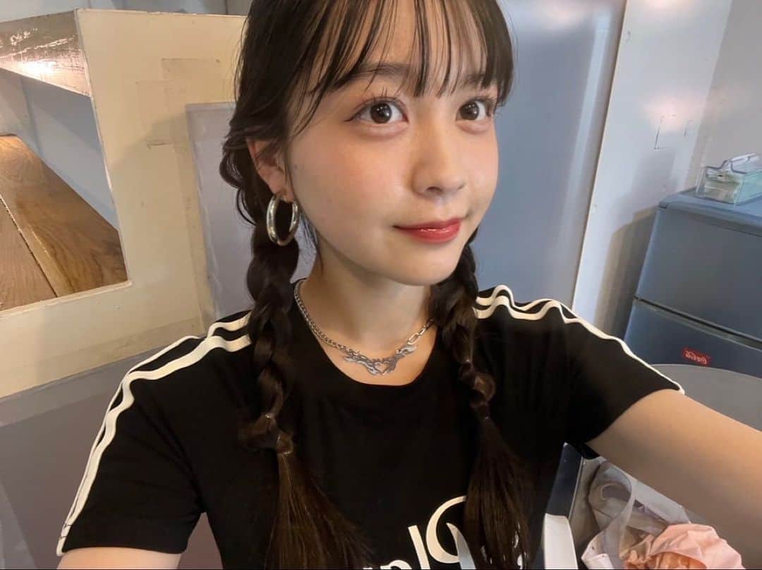 佐藤菜月海のインスタグラム：「. ニコラ9月号「PINK-latte付録でイエベもブルベも夏盛れ♡」 のオフショット🖤⋆͛*͛  今月号の付録、PINK-latte 7色メイクパレットを使った夏盛れメイクを大紹介しています〜！  優秀すぎる今月号のメイクパレット、私もたくさん使ってます🩷  是非このページを見て参考にしてみてね^_− ☆  #ニコラ#nicola#ニコモ#ニコラ9月号発売中#佐藤菜月海#０7 #オフショット#KｰPOPアイドルメイク #スターダストプロモーション」