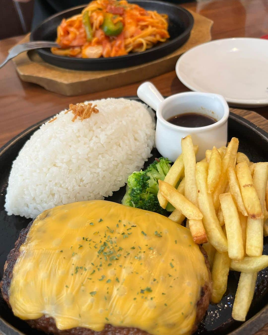 いぶそらさんのインスタグラム写真 - (いぶそらInstagram)「久々のドッグデプトさんでランチ🍽️ いぶきは、日陰を張り切ってお散歩🐶 暑いのに😵楽しそうだった🐾🐾 飼い主のほうが、暑くてまいっちゃうよ😥 帰りは満足して、居眠り😴🐶💝  #犬との生活  #lunch #お散歩 #goodtimes」8月20日 19時51分 - ku_ibusora