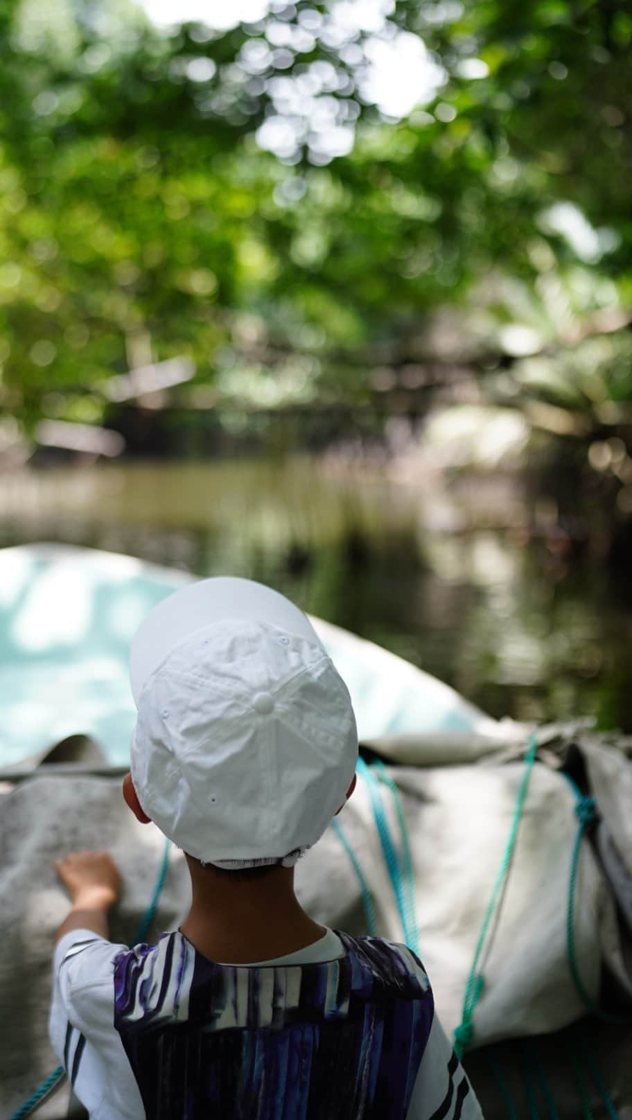 前田有紀のインスタグラム：「ディネッシュさんおすすめのベントタのriver safari tour. マングローブのジャングルクルーズを体験しました。実はスリランカの川にはワニが生息してるところが多く、ツアーでもワニを探すアドベンチャーでした♪ コウモリ、大きなトカゲ、不思議な色合いの鳥、かなり大きめのカエルなどいろんな出会いがありました。 大人のワニは水辺でちょこっと顔を出しているところだけでしたが、見ることができました。（写真ないのですが😅）  近くの人が飼っている赤ちゃんワニを見せてくれました。「頭に乗せろ乗せろ」と強めにすすめられて、ひょえーと思いながら頭に乗っけているところ。小さなワニは、目つきがシャープでなんだか可愛かったです🤍  @kapiladin  www. Bentotatour.com」