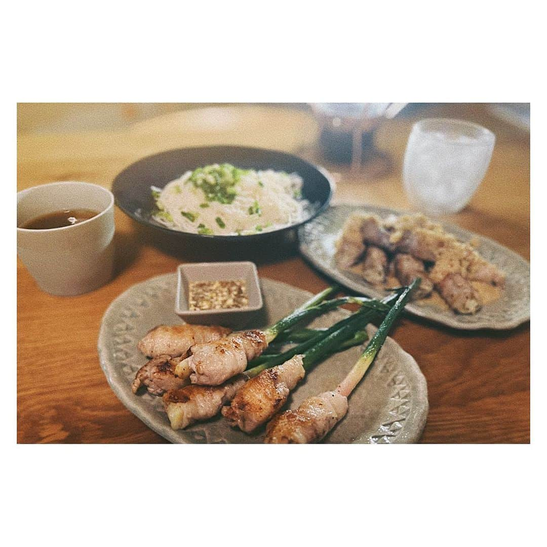 竹仲絵里のインスタグラム：「生姜の肉巻き。茄子の肉巻き。 そうめんとレモンサワー🍋  んー！さいこう。  #夏の食卓 #おうちごはん #晩酌 #生姜レシピ #なすレシピ #夏晩酌 #自作のお皿」