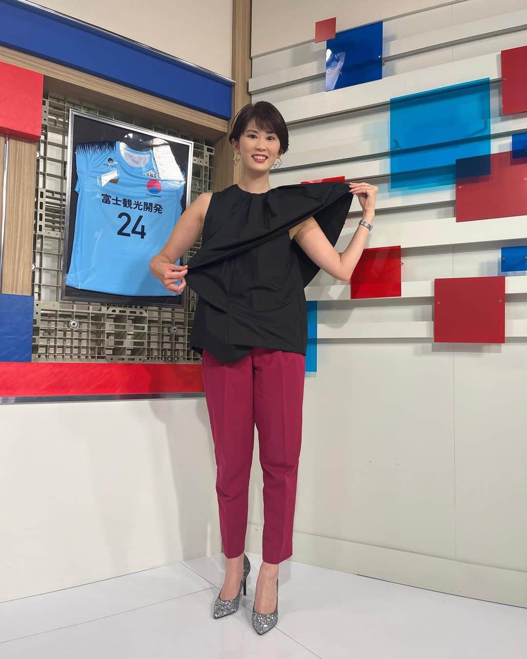 小松千絵さんのインスタグラム写真 - (小松千絵Instagram)「今日の #山梨スピリッツ ⚽️ 本日で放送600回でした☺️ バスケットボールW杯とラグビーW杯の応援グッズがあたるプレゼント企画を実施中です。ぜひYBSアプリからご応募ください🏉🏀  今日のトップスはお気に入りなのに スタッフから 「片方布ないよ！」 「間違えて袖のところに顔を出してるよ！」と散々言われてしまいました😂 この着方で合っています！笑  ピアス #HIJI工房 ヘアセット #CHARME #山梨県 #山梨 #yamanashi  #アナウンサー #ラジオパーソナリティー  #ラジオパーソナリティ  #山梨放送 #ybsラジオ #小松千絵  #アナウンサー衣装」8月20日 20時03分 - komao_chie