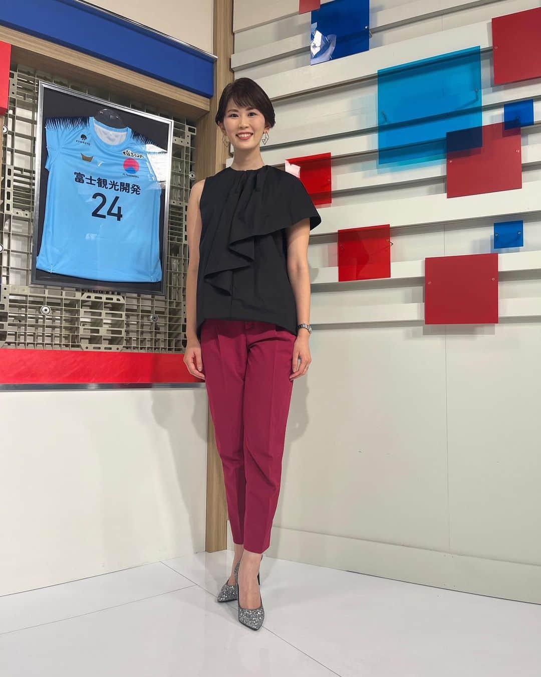 小松千絵のインスタグラム：「今日の #山梨スピリッツ ⚽️ 本日で放送600回でした☺️ バスケットボールW杯とラグビーW杯の応援グッズがあたるプレゼント企画を実施中です。ぜひYBSアプリからご応募ください🏉🏀  今日のトップスはお気に入りなのに スタッフから 「片方布ないよ！」 「間違えて袖のところに顔を出してるよ！」と散々言われてしまいました😂 この着方で合っています！笑  ピアス #HIJI工房 ヘアセット #CHARME #山梨県 #山梨 #yamanashi  #アナウンサー #ラジオパーソナリティー  #ラジオパーソナリティ  #山梨放送 #ybsラジオ #小松千絵  #アナウンサー衣装」