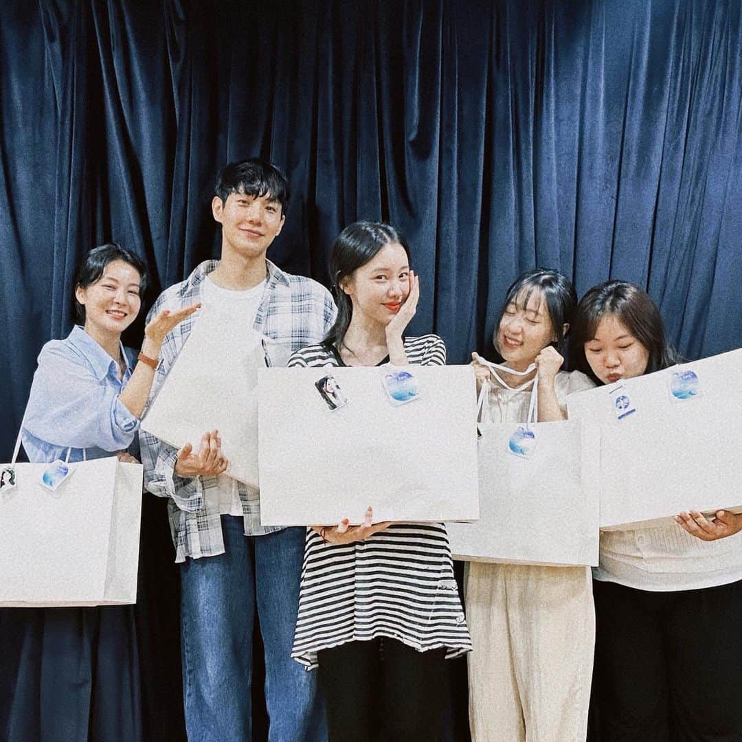 キム・イェウォンのインスタグラム：「이거 얼마나 건강해지고 힘나는 거예원? :)🤍 공연을 목전에 둔 지금 큰 마음과 큰 선물들이 엄청난 힘으로 다가와요. 너무 소중하고 고마워요.🧚🏻‍♀️ 이 힘으로 공연 내내 거뜬히 지낼게요. 더불어, 완벽한 서프라이즈 였습니다.😌😊🫶🏻  뮤지컬 #이토록보통의 #예원제이 #힘불꾼 👩🏻‍🚀🐋💫 #내사랑예브리원 🌳🤍」