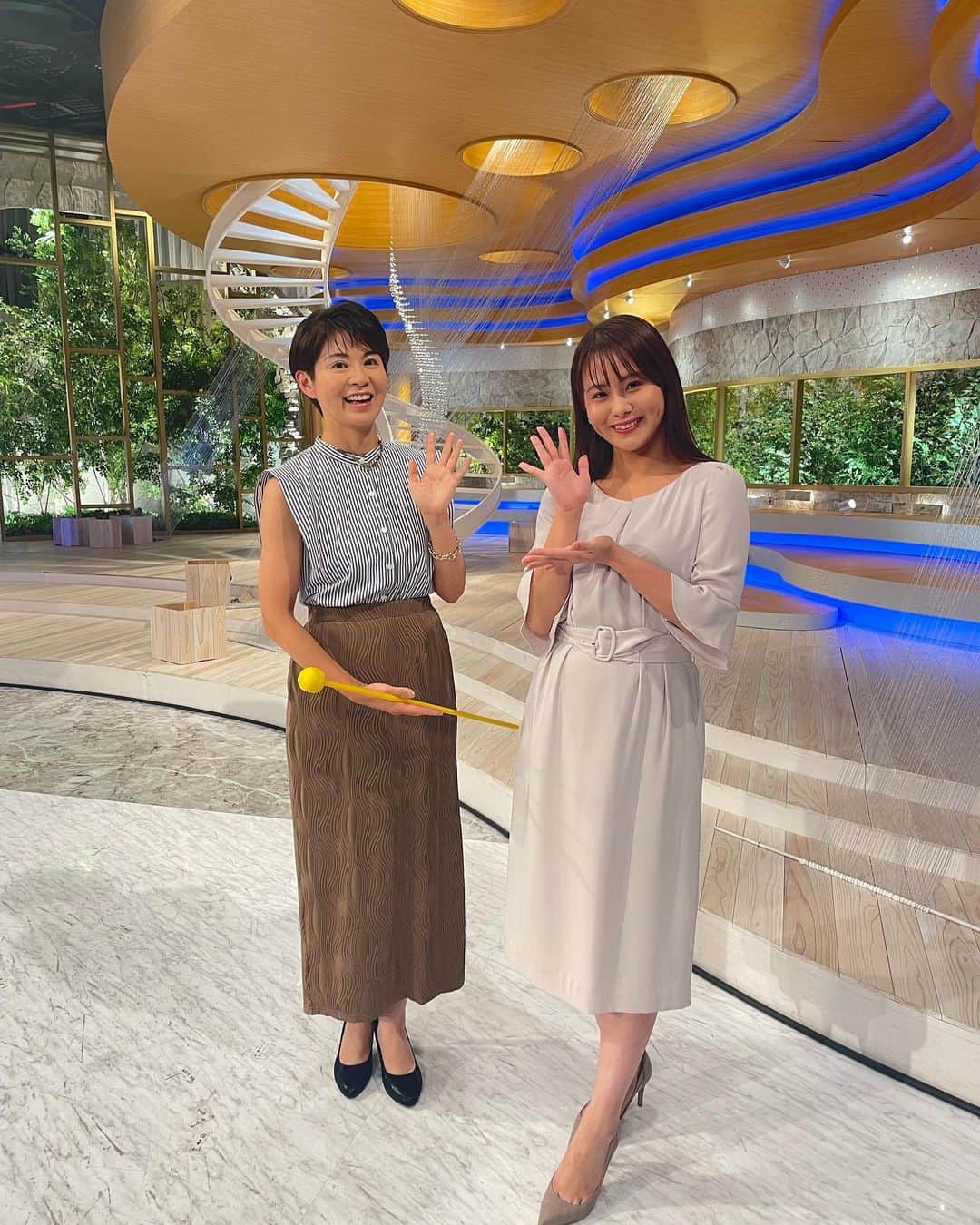 藤井由依のインスタグラム：「今週も日曜ニュースを担当、 天気予報士の石榑さんとお伝えしました〜☀️📺  今日も東京は暑かったですね。 体調管理をしっかりして、 また1週間頑張りましょ〜🐥   #テレビ東京  #TXNニュース  #石榑亜紀子 さん」