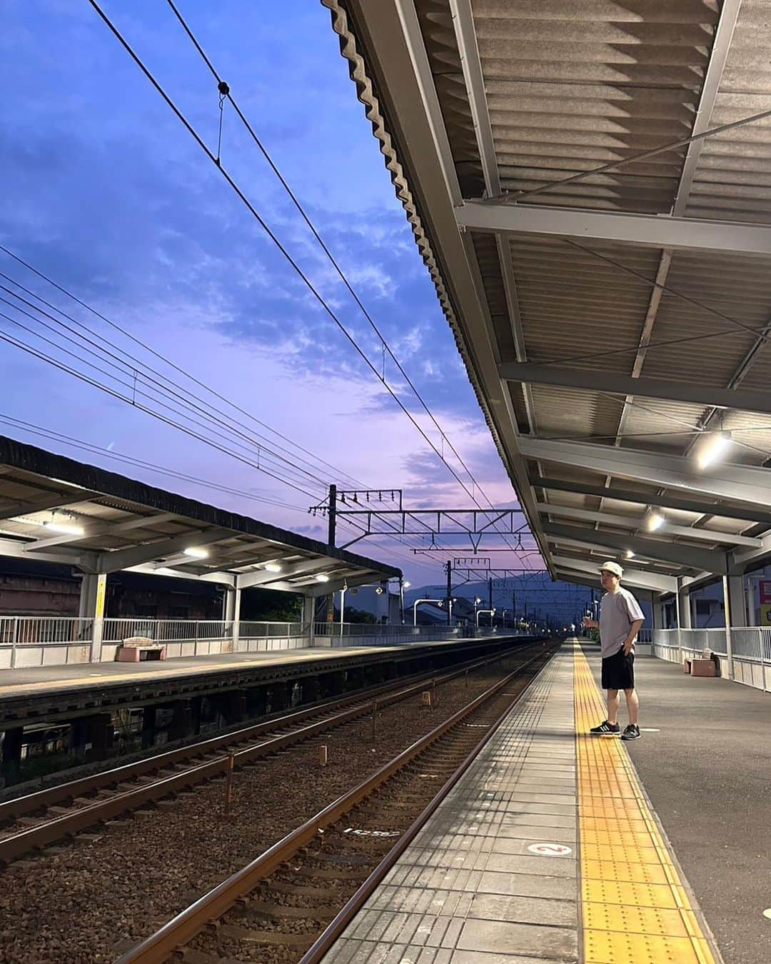 脳みそ夫のインスタグラム：「静岡市蒲原『かんばらまつり』 . あ〜ざした〜す（たこ口） . タイタン若手の「ツキオラバンカ」の地元！ . ということで . お客さんもノリノリ . たのし杉田玄白〜！ . #静岡 #静岡市 #蒲原 #かんばらまつり #タイタン #脳みそ夫 #シティホテル3号室 #やらまいかカンパニー #ツキオラバンカ #お土産はうなぎパイっす」