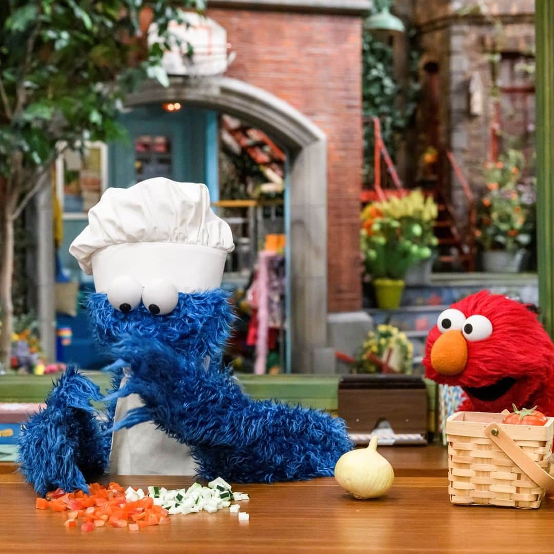 セサミストリートさんのインスタグラム写真 - (セサミストリートInstagram)「クッキーモンスターがクッキーじゃないものを作ってるよ！？何ができるんだろう・・・！エルモ楽しみ！(#エルモ）」8月20日 20時00分 - sesamestreetjapan