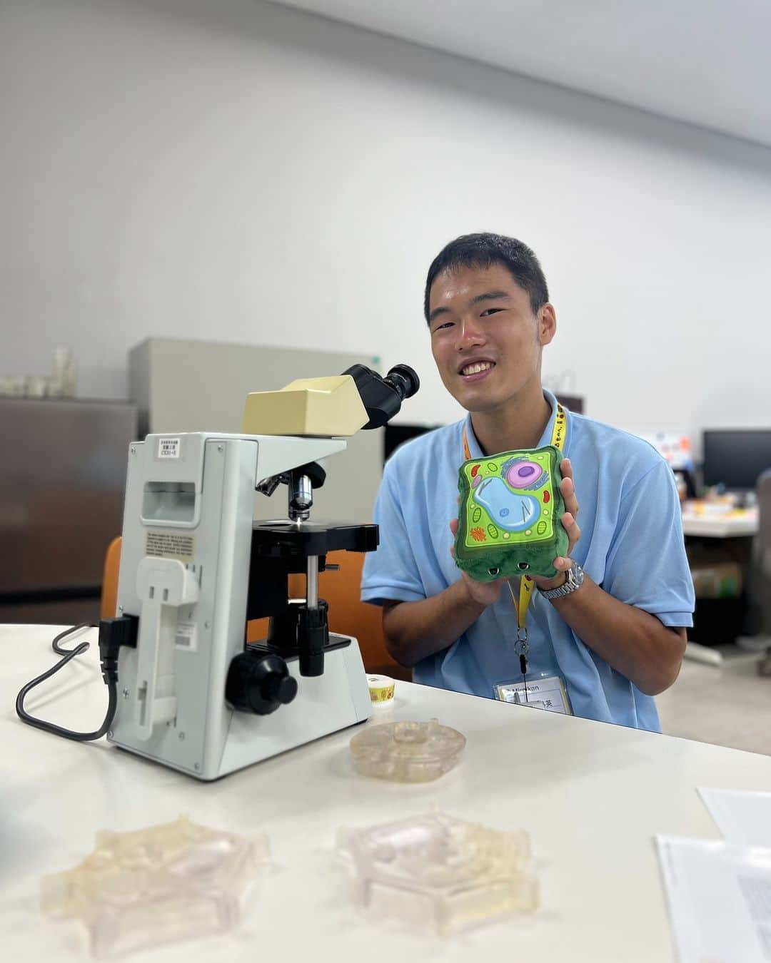 Miraikan, 日本科学未来館さんのインスタグラム写真 - (Miraikan, 日本科学未来館Instagram)「【のぞいてみよう！ 研究室🔬「ミトコンドリア生合成」プロジェクト】 #未来館 に研究室があるってホント…？どんな研究をしているの…？というギモンに応えて、京都産業大学の遠藤斗志也先生率いる「ミトコンドリア生合成プロジェクト」に潜入してみました👀  中では9/9(土)に開催するイベント「のぞいてみよう！ 研究室」の準備の真っ最中。プロジェクトや未来館のスタッフが何やら顕微鏡をのぞいていました！  「ミトコンドリア生合成」プロジェクトでは、細胞内でエネルギーをつくるミトコンドリアの構造とはたらきの解明をめざしています。 また、ミトコンドリアはエネルギーをつくるだけでなく、実はさまざまな病気や老化にも関係しているんです。興味深い…✨  イベントでは2つのクエストを通して、ミトコンドリアのヒミツを探ります！  ＝＝＝＝イベント概要＝＝＝＝＝ 「のぞいてみよう！ 研究室」ミトコンドリア・クエスト 開催日時：9/9(土) ①13:00～14:00　②15:00～16:00 開催場所：3階ハブスペース、5階「ミトコンドリア生合成」プロジェクト研究室 参加人数：各回定員30名程度 参加費：入館料のみ 参加方法：事前申し込み制(先着) ※本イベントのお申し込みには、Miraikan IDへのご登録が必要です。（登録無料） ＝＝＝＝＝＝＝＝＝＝＝＝＝＝＝ ※詳細は未来館HP(@miraikan)　イベント情報よりご覧ください！  #miraikan #未来館 #日本科学未来館 #科学館 #東京テレポート #お台場 #ミュージアム #博物館巡り #博物館 #夏休み #夏の思い出 #宿題 #ワークショップ #自由研究 #sciencemuseum #museum #tokyo #odaiba #odaibatokyo #顕微鏡  #ミトコンドリア」8月20日 20時00分 - miraikan