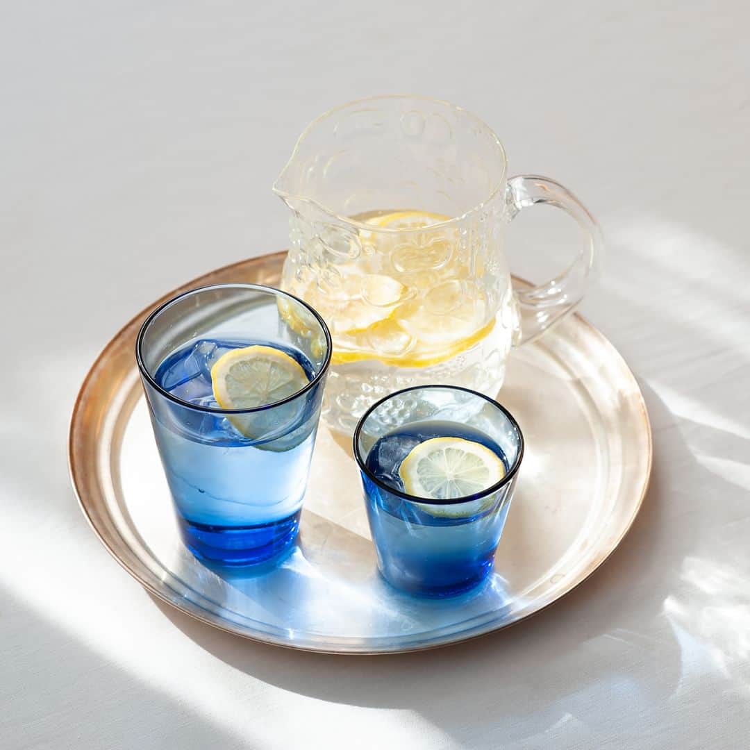フリーデザインさんのインスタグラム写真 - (フリーデザインInstagram)「夏の食卓を爽やかにする「ウルトラマリンブルー」シリーズ。「イッタラ／iittala」の2023年を彩るアニュアルカラーです。  北欧の海を連想させる深いブルーが美しく、夏の日差しでキラキラと輝く姿は、眺めているだけで涼やかな気持ちにさせてくれるます。  冷たいポタージュやヨーグルト、バニラアイスなど、青×白の組み合わせがよく似合い、同ブランドの他のブルー系アイテムとも相性抜群です。  今年の夏は、ウルトラマリンブルーで涼みませんか。  ＜ラインナップ＞  ■カルティオ グラス ・タンブラー ・ハイボール  ■アイノ・アアルト グラス ・タンブラー ・ハイボール  ■カルティオ カラフェ  ■カステヘルミ ・ボウル ・プレート  -------------------------------------  free designでは、涼し気なガラスアイテムが大集合の特集ページ「ガラスアイテムセレクション」を公開中です！　あわせておすすめしたいコースターや水出しドリンクもピックアップしていますので、ぜひセレクトの参考にしてみてください。  ▼詳細はプロフィールのリンクからご覧いただけます。 → @freedesign_jp  ------------------------------------  【取扱店舗】 オンラインショップ  #iittala #イッタラ #イッタラカステヘルミ #イッタラのある暮らし #ウルトラマリンブルー #色集め #ブルーコーデ #ブルーベース #青色 #青色が好き #青色好き #青コーデ #夏にぴったり #夏といえば #テーブルコーデ #カステヘルミ #食卓風景 #食卓を楽しむ #食卓に彩りを #北欧デザイン #北欧食器のある暮らし #食器集め #食器が好き #器が好き #器大好き #暮らしをたのしむ #フリーデザイン #freedesign_jp」8月20日 20時00分 - freedesign_jp