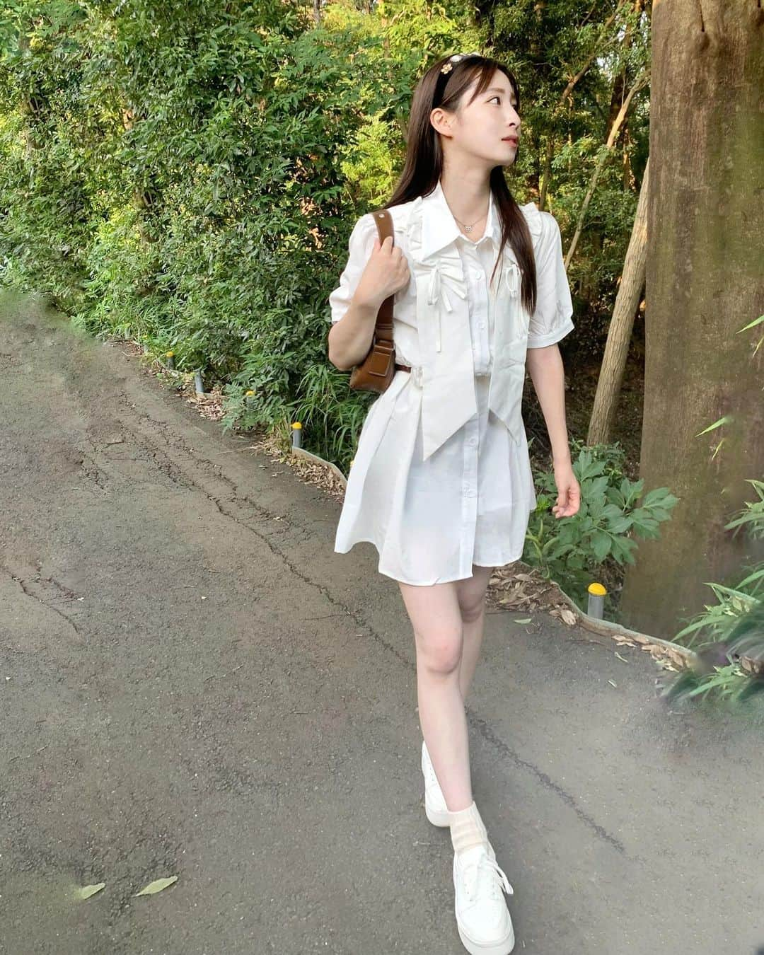 橋野彩葉さんのインスタグラム写真 - (橋野彩葉Instagram)「夏は緑まみれで目が癒される🕊‪🌱‬𓈒𓂂𓏸  普段とは違う系統で…  体バキバキで姿勢悪しです！！   #litzy  #ワンピース  #夏暑すぎ  #夏  #緑まみれ  #虫まみれ」8月20日 20時00分 - iroha_0521_