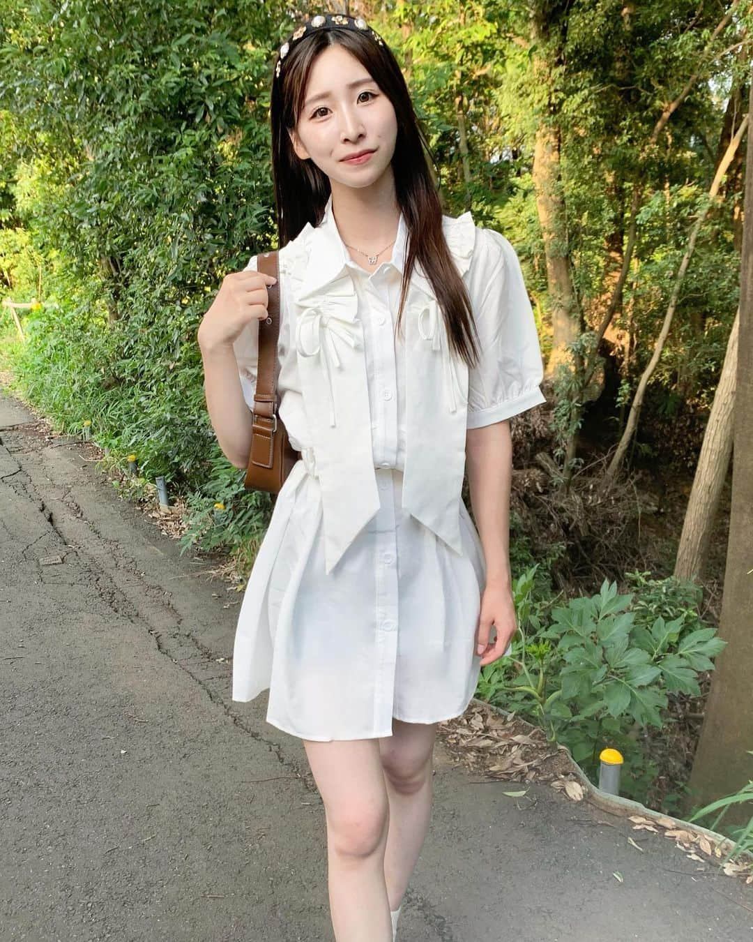 橋野彩葉さんのインスタグラム写真 - (橋野彩葉Instagram)「夏は緑まみれで目が癒される🕊‪🌱‬𓈒𓂂𓏸  普段とは違う系統で…  体バキバキで姿勢悪しです！！   #litzy  #ワンピース  #夏暑すぎ  #夏  #緑まみれ  #虫まみれ」8月20日 20時00分 - iroha_0521_