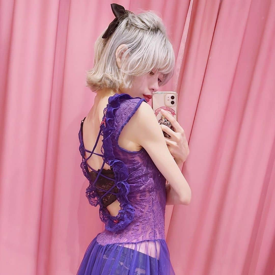廣澤衣里のインスタグラム：「👗 *  大阪のお気に入りのお店。 カラフルニット購入🌈  #mare #vintage #osaka」