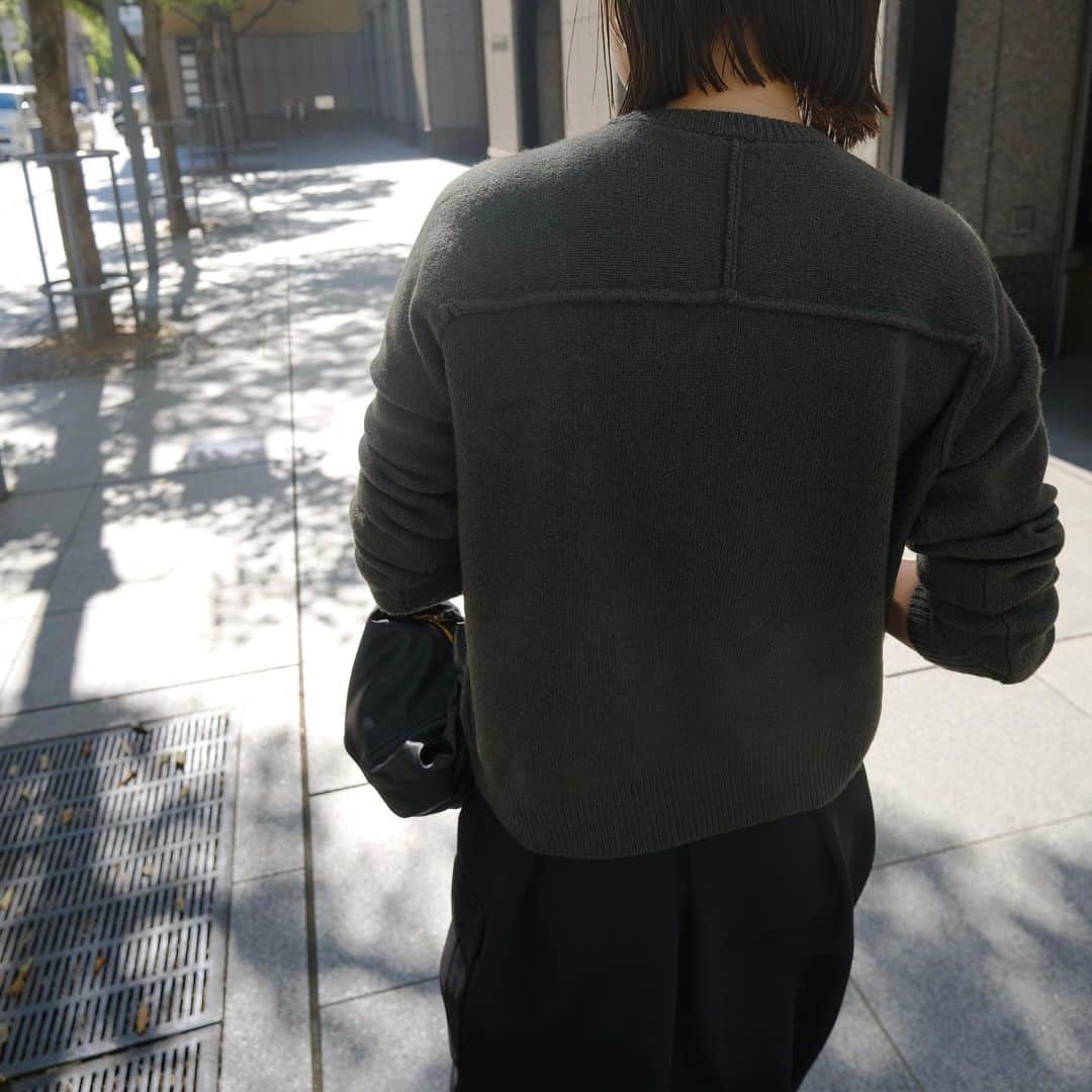 Hiromi Ｍaedaのインスタグラム：「@ctplage_cta_paris_japan  こちらは一目惚れしたカラーと背中のデザインがお気に入り♡  早速スカートに合わせて秋冬の妄想コーデ🧶  📍10/4(wed)-10/10(tue) 阪急うめだ本店にてpopup開催  tops #ctplage skirt #frey_jp shoes #gianvitorossi」